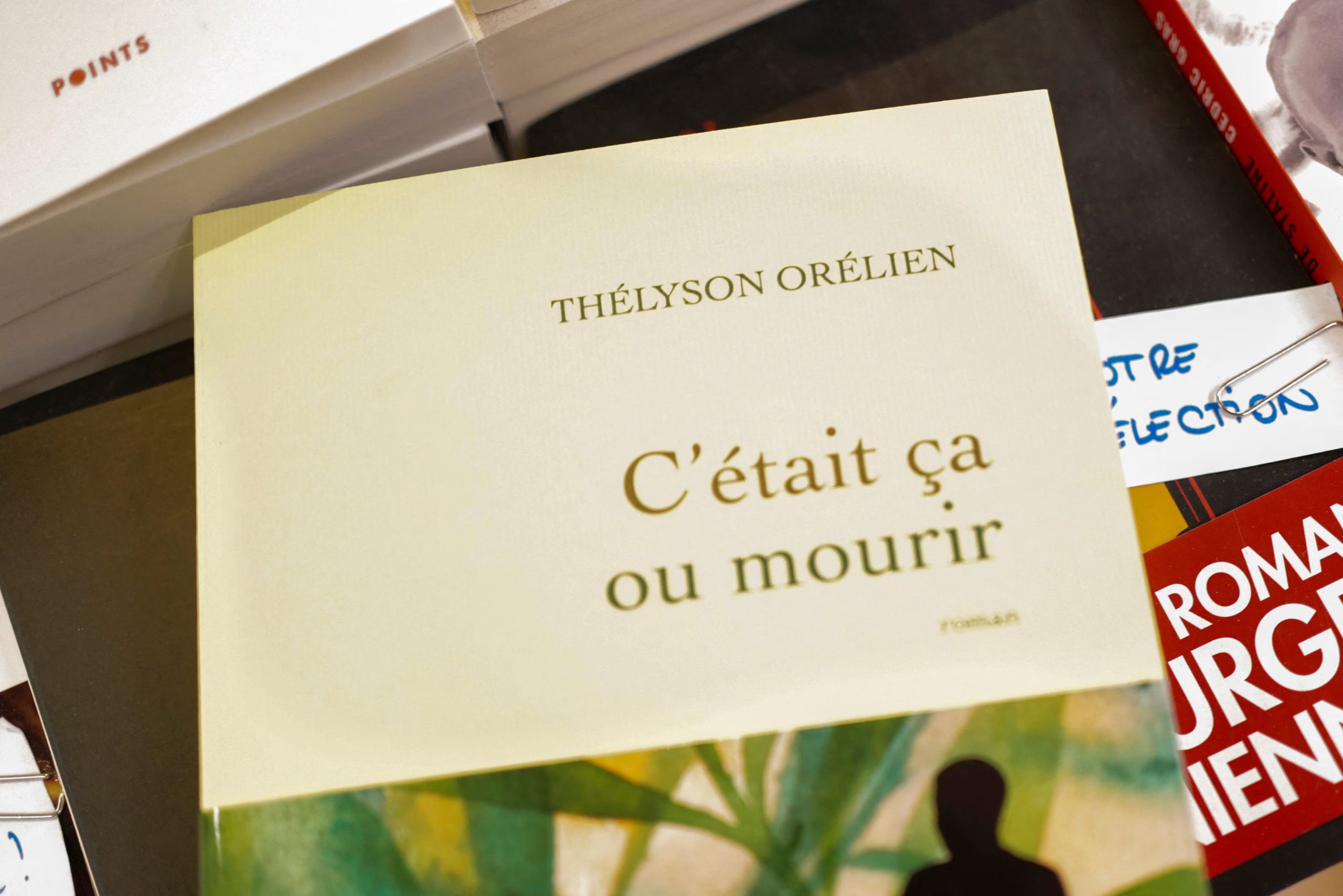 El escritor canadiense de origen haitiano Thélyson Orélien niega haber recurrido a herramientas de IA para escribir su primera novela, que ya figura entre las favoritas de la temporada literaria francesa (REUTERS Sarah Meyssonnier)