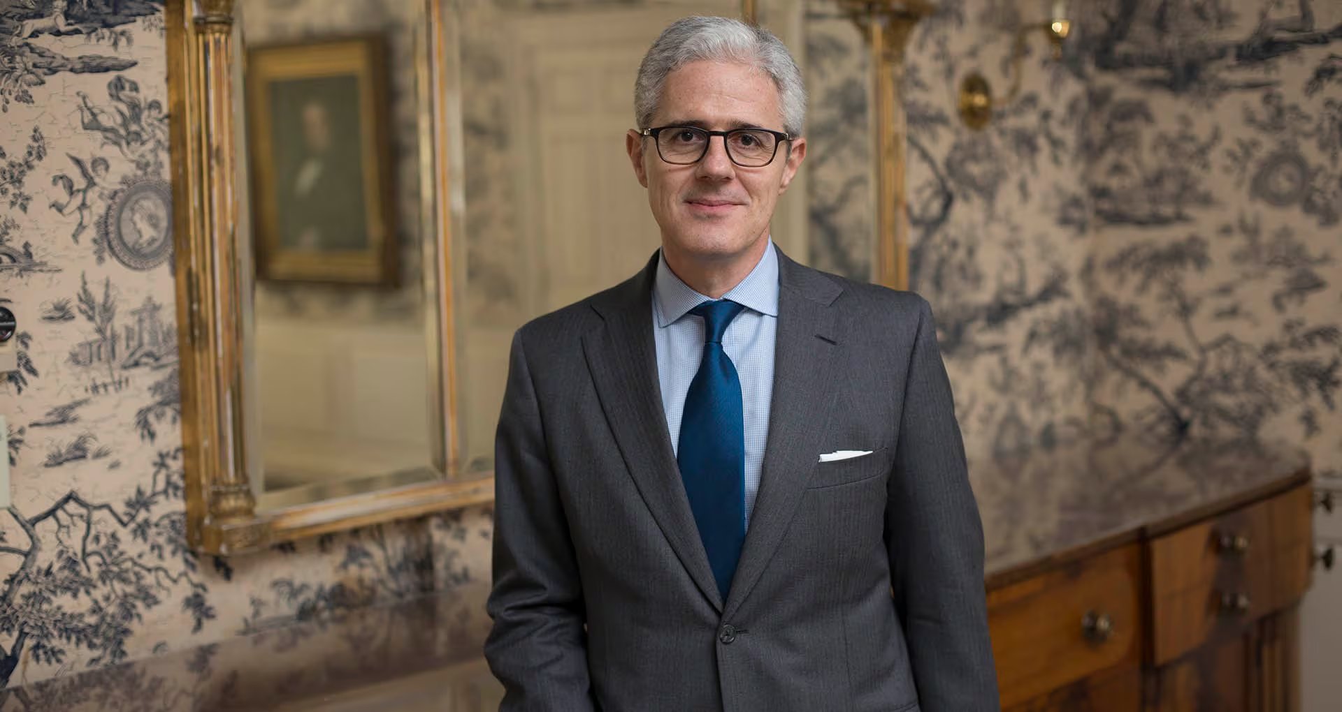 Nacido en Buenos Aires y residente en Nueva York, Ades alternó durante más de tres décadas el trabajo en los mercados financieros internacionales con la escritura sobre economía, política y cultura