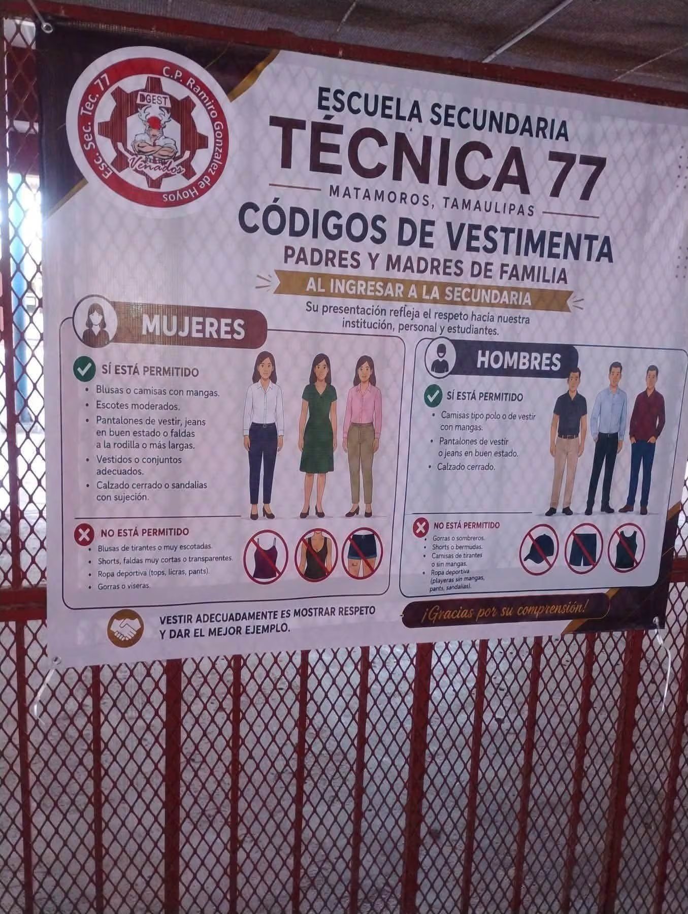 El código de vestimenta fue colocado en una lona en el acceso principal de la secundaria. (X)