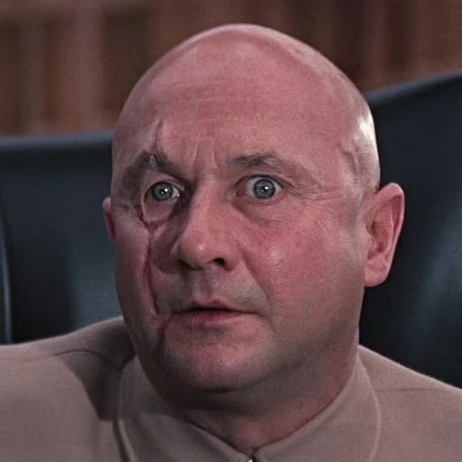 Ernst Stavro Blofeld encabeza el ranking de villanos de James Bond por su presencia sostenida como jefe de SPECTRE en varias películas de la franquicia