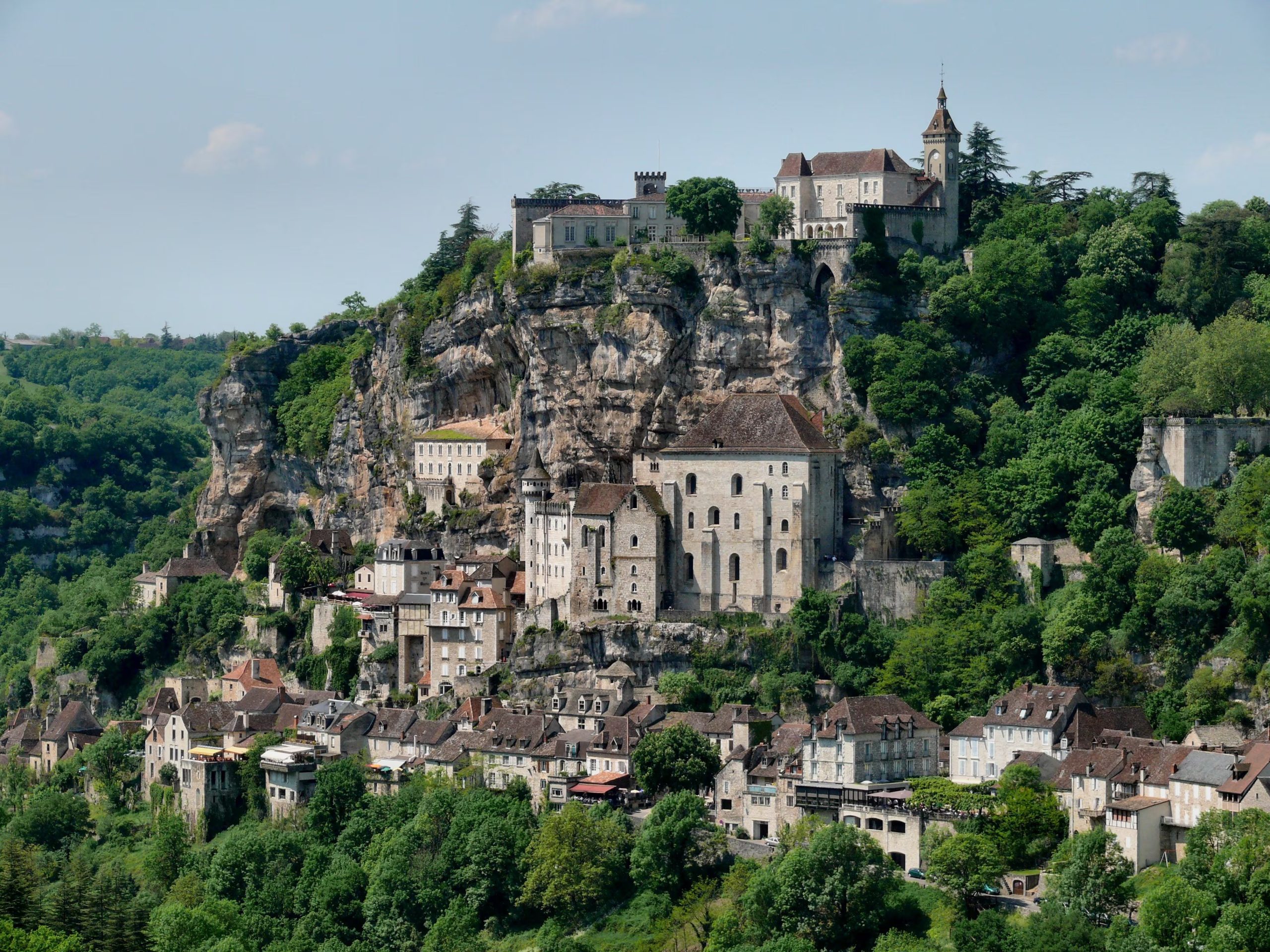 WikipediaRocamadour fue construida de forma escalonada sobre las paredes de roca de un antiguo cañón de origen volcánico