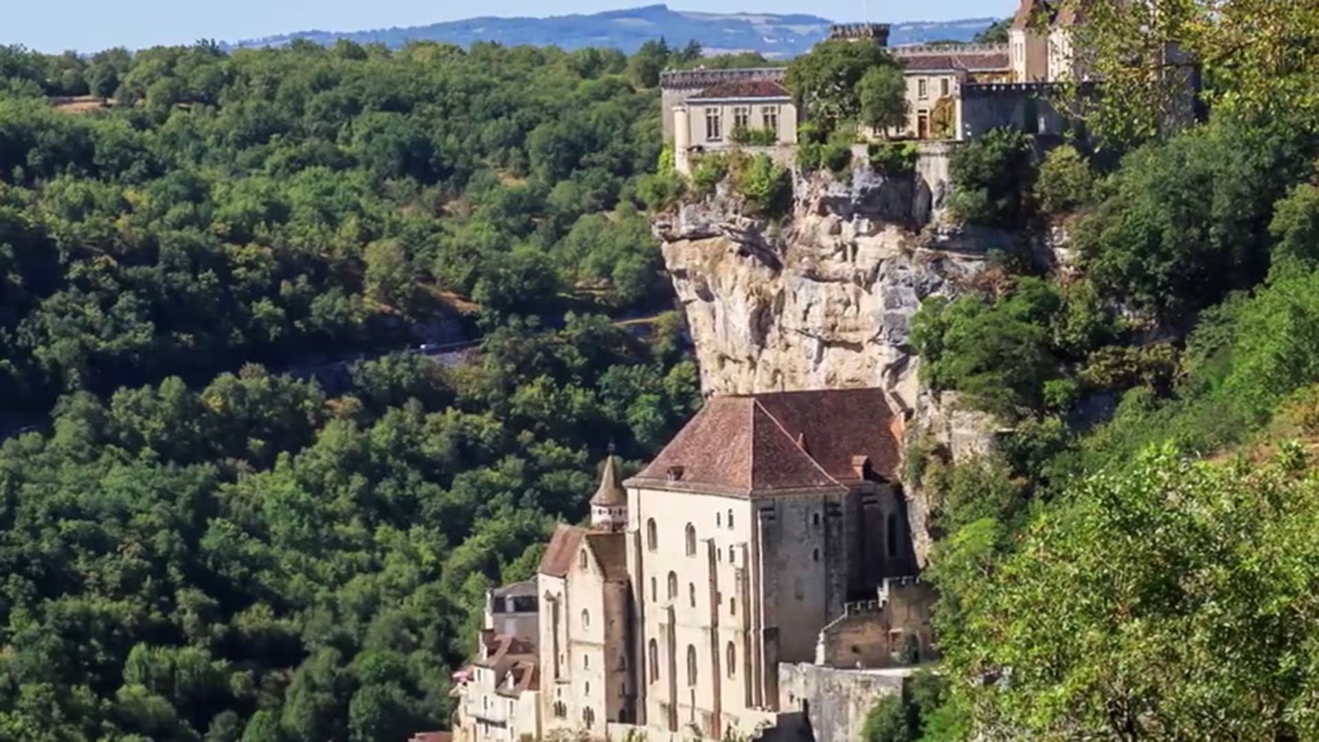 La ciudad medieval combina arquitectura religiosa y defensiva, aprovechando la verticalidad del entorno (Captura de video)