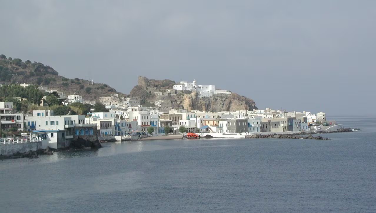 Nisyros es una isla volcánica donde habitantes y turistas pueden descender al suelo del cráter Stefanos (Wikipedia)
