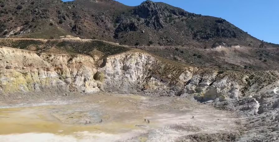 El cráter emite gases y mantiene altas temperaturas, modelando la arquitectura y la vida local