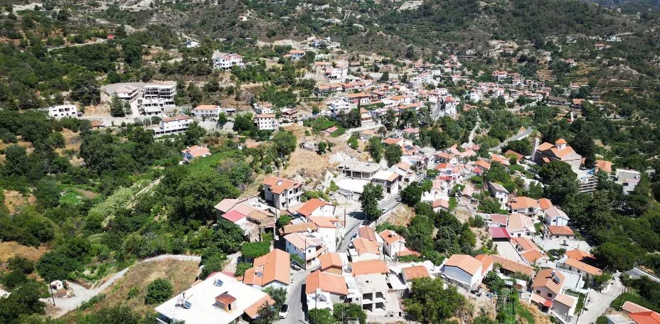 Agros se despliega en forma de anfiteatro dentro de un cráter extinto en la cordillera de Troodos