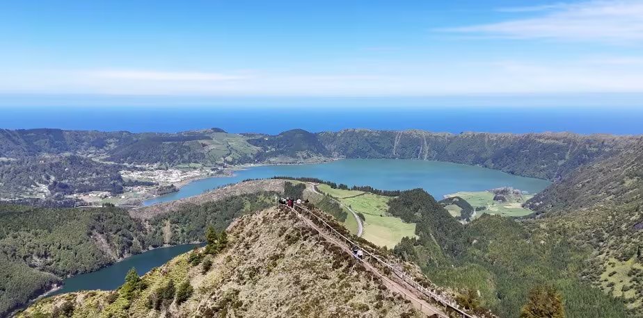 Sete Cidades se asienta en el fondo de un cráter de 5 kilómetros de diámetro, aislada por paredes cubiertas de hortensias
