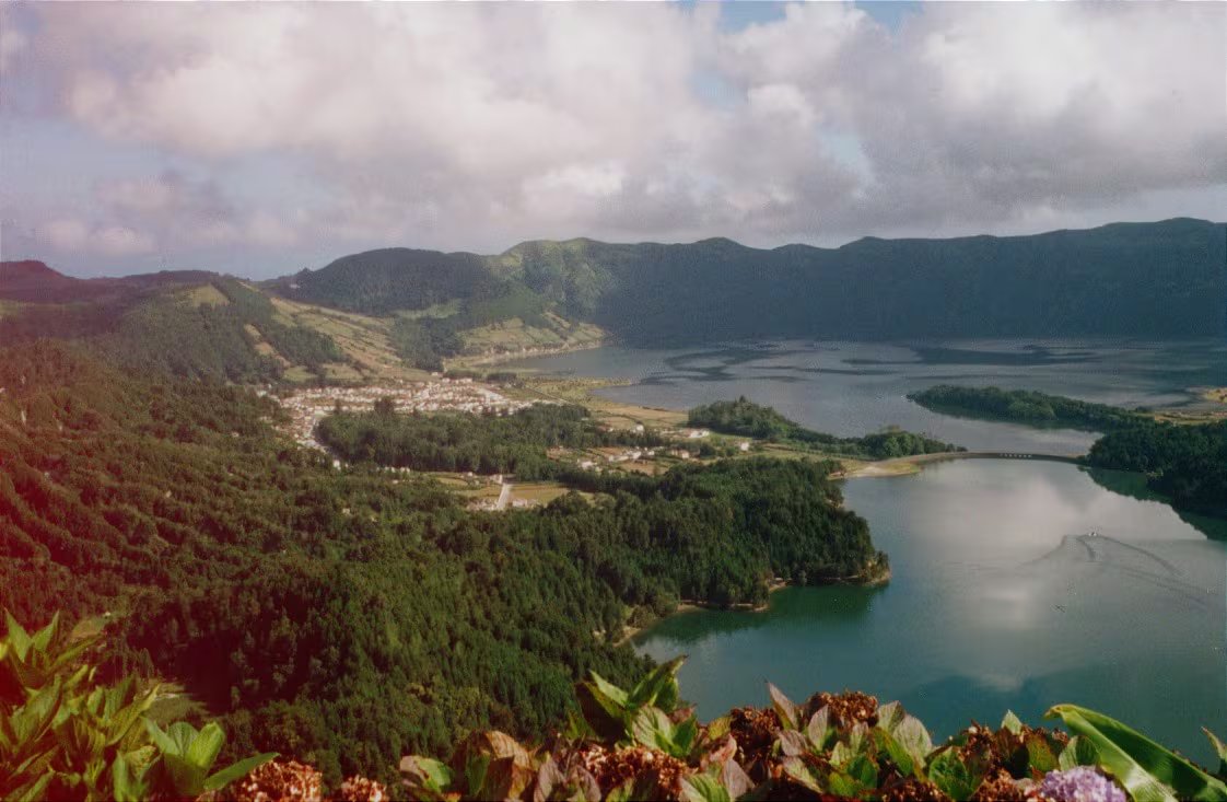 El pueblo se organiza alrededor de dos lagunas de colores distintos, separadas por un canal estrecho (Wikipedia)