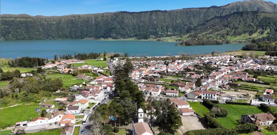 El aislamiento natural marcó la vida local hasta la construcción de un túnel de drenaje en el siglo XX