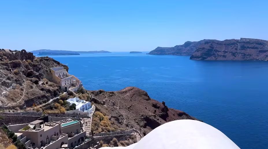La arquitectura se basa en viviendas excavadas en toba volcánica, resistentes a los sismos y con climatización natural