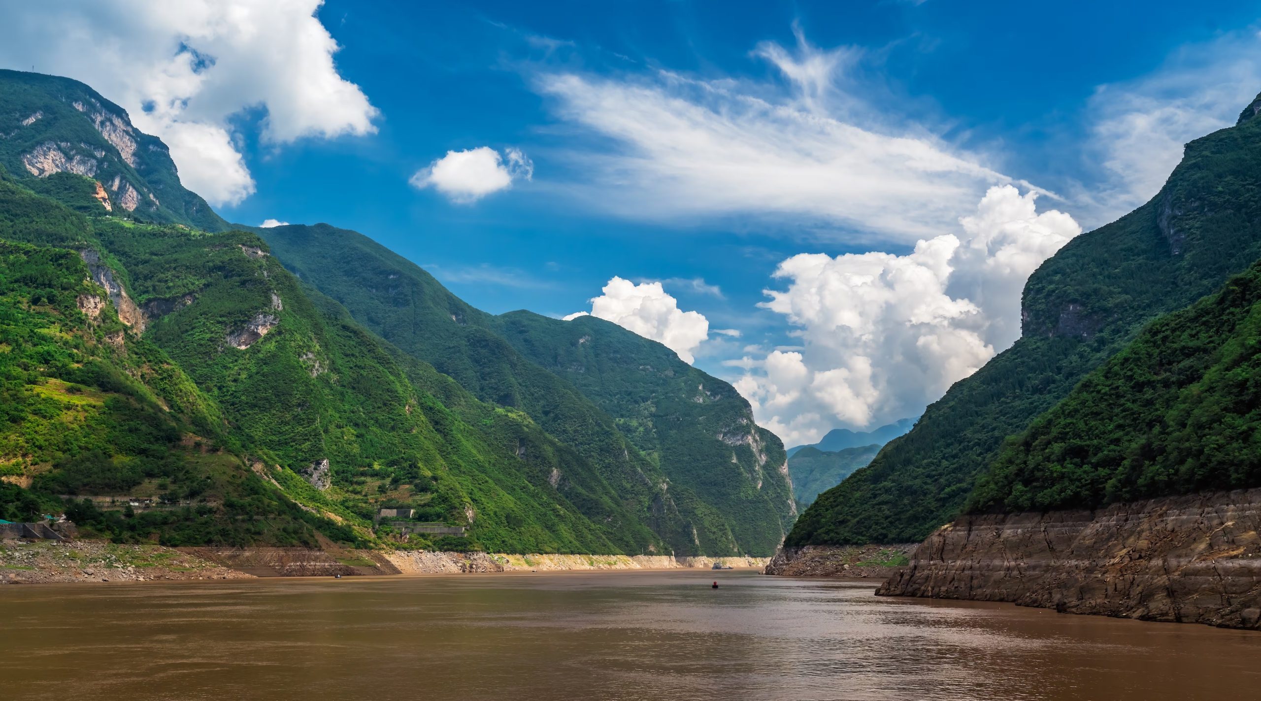 El Yangtsé es el más largo de Asia y alberga infraestructuras clave como la presa de las Tres Gargantas (Freepik)
