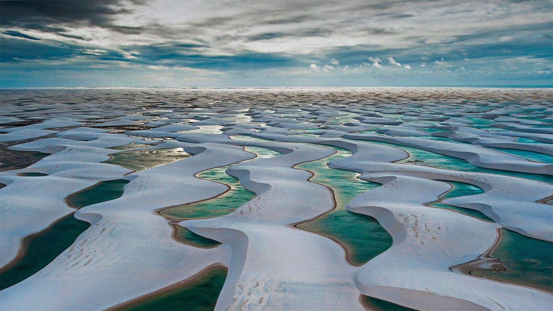 Las lagunas de agua dulce se forman entre las dunas blancas de Lençóis Maranhenses durante la temporada de lluvias (Global National Parks)