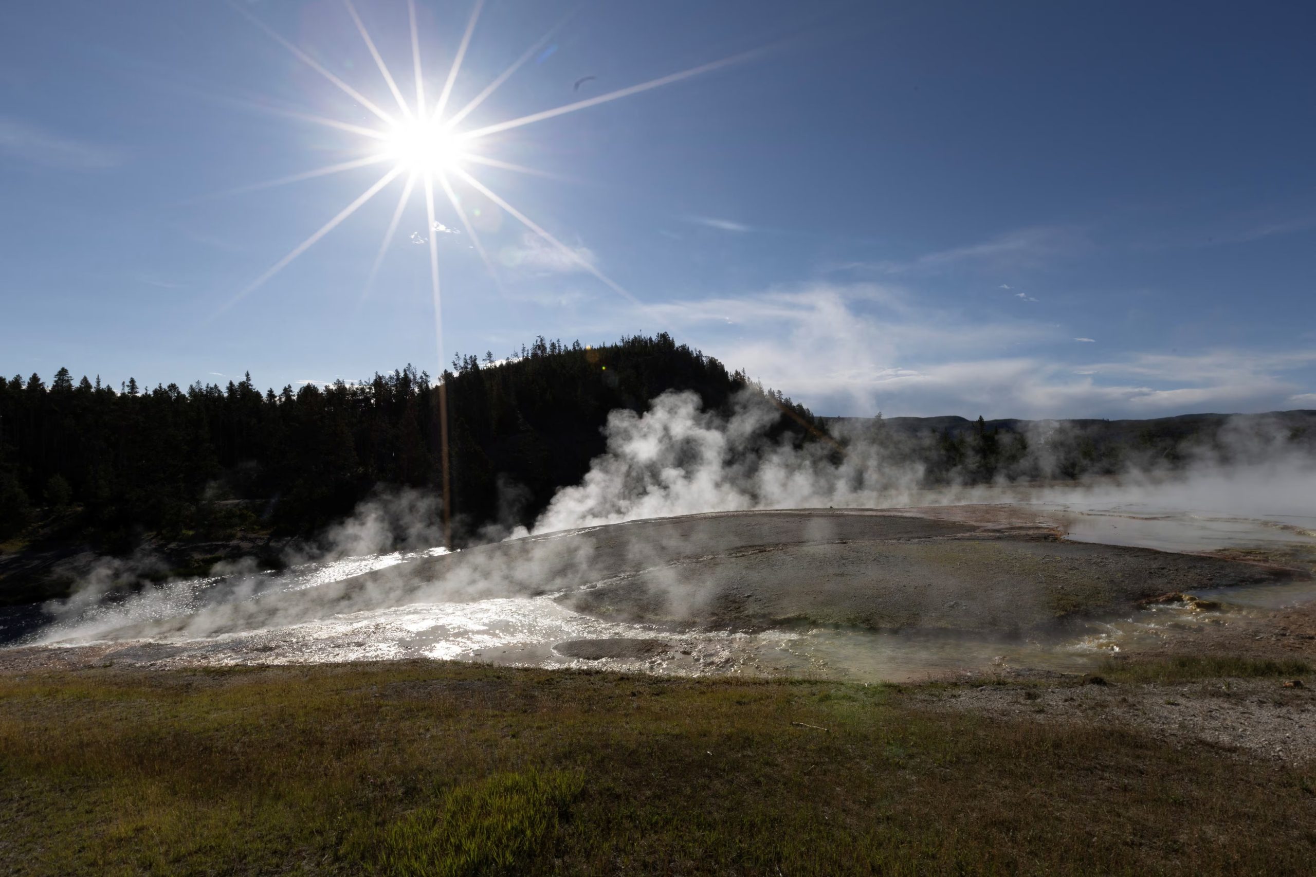 Los géiseres, las fuentes termales y las fumarolas forman parte del paisaje geotérmico de Yellowstone (REUTERS/Nuri Vallbona)