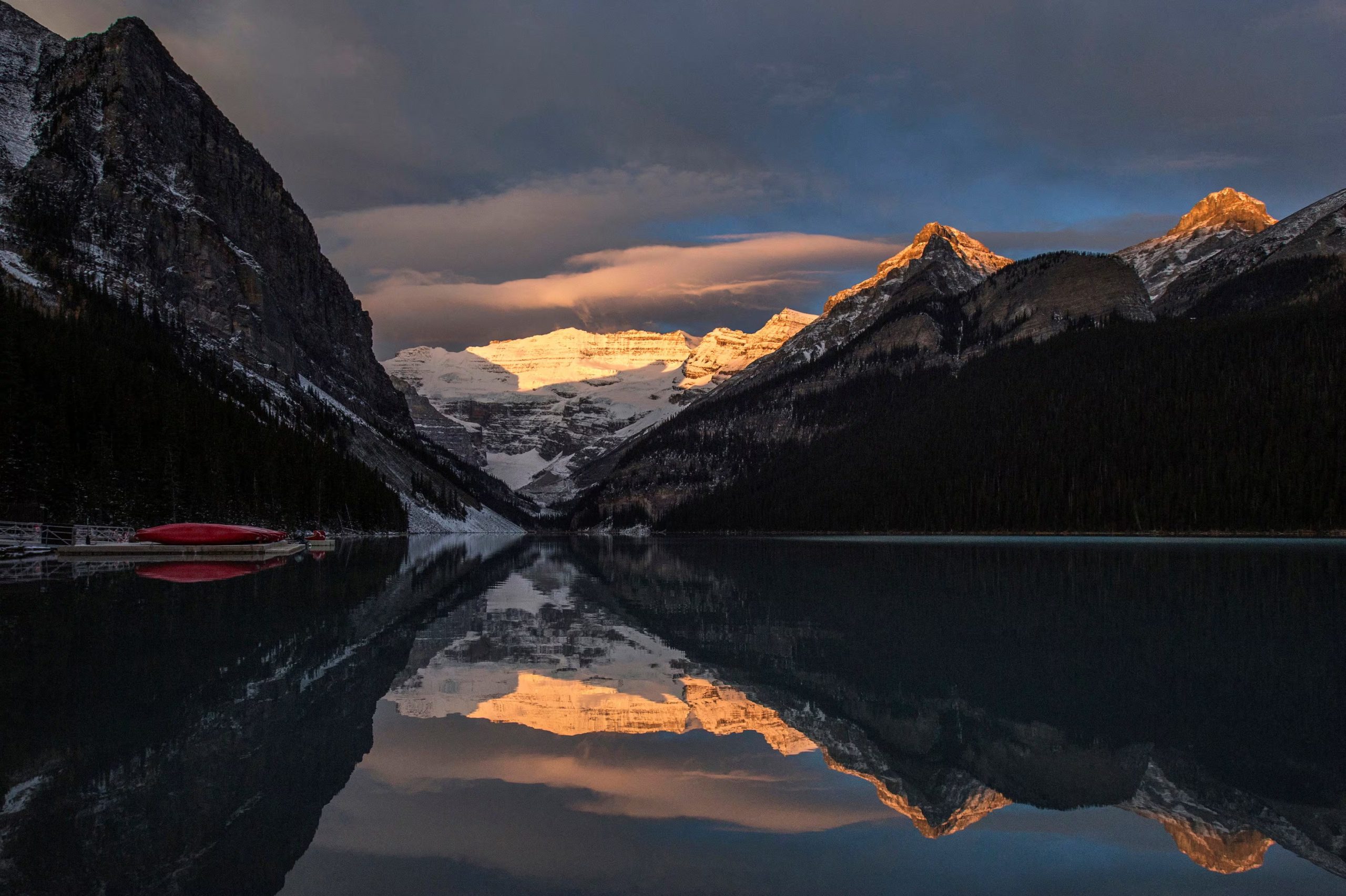 El lago Louise, alimentado por el deshielo de los glaciares, concentra uno de los paisajes más reconocibles del Parque Nacional Banff (REUTERS/Mark Blinch)