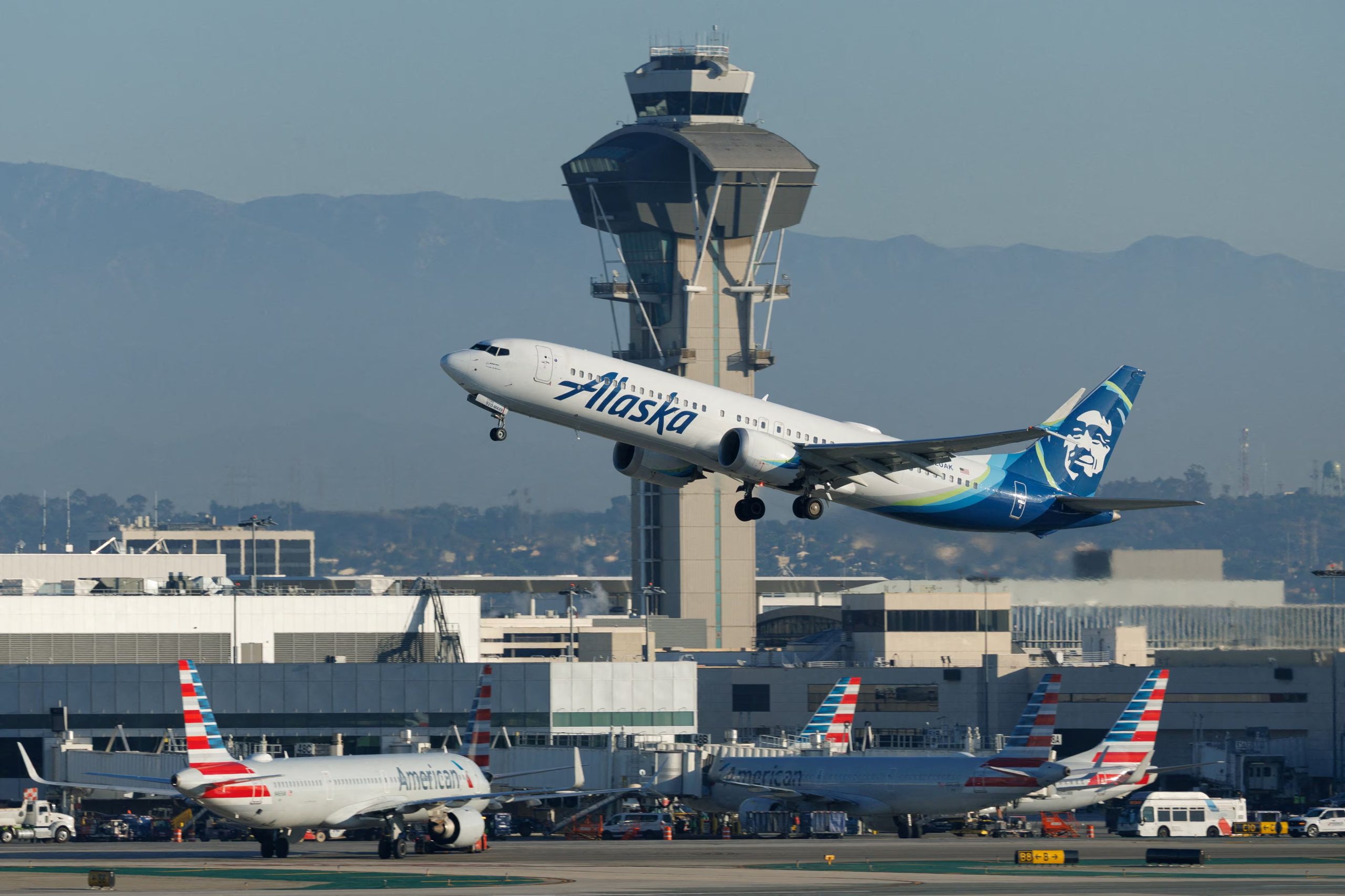 FOTO DE ARCHIVO: Un avión comercial de Alaska Airlines despega del Aeropuerto Internacional de Los Ángeles en Los Ángeles, California, EEUU, el 6 de noviembre de 2025 REUTERS/Mike Blake/Foto de archivo