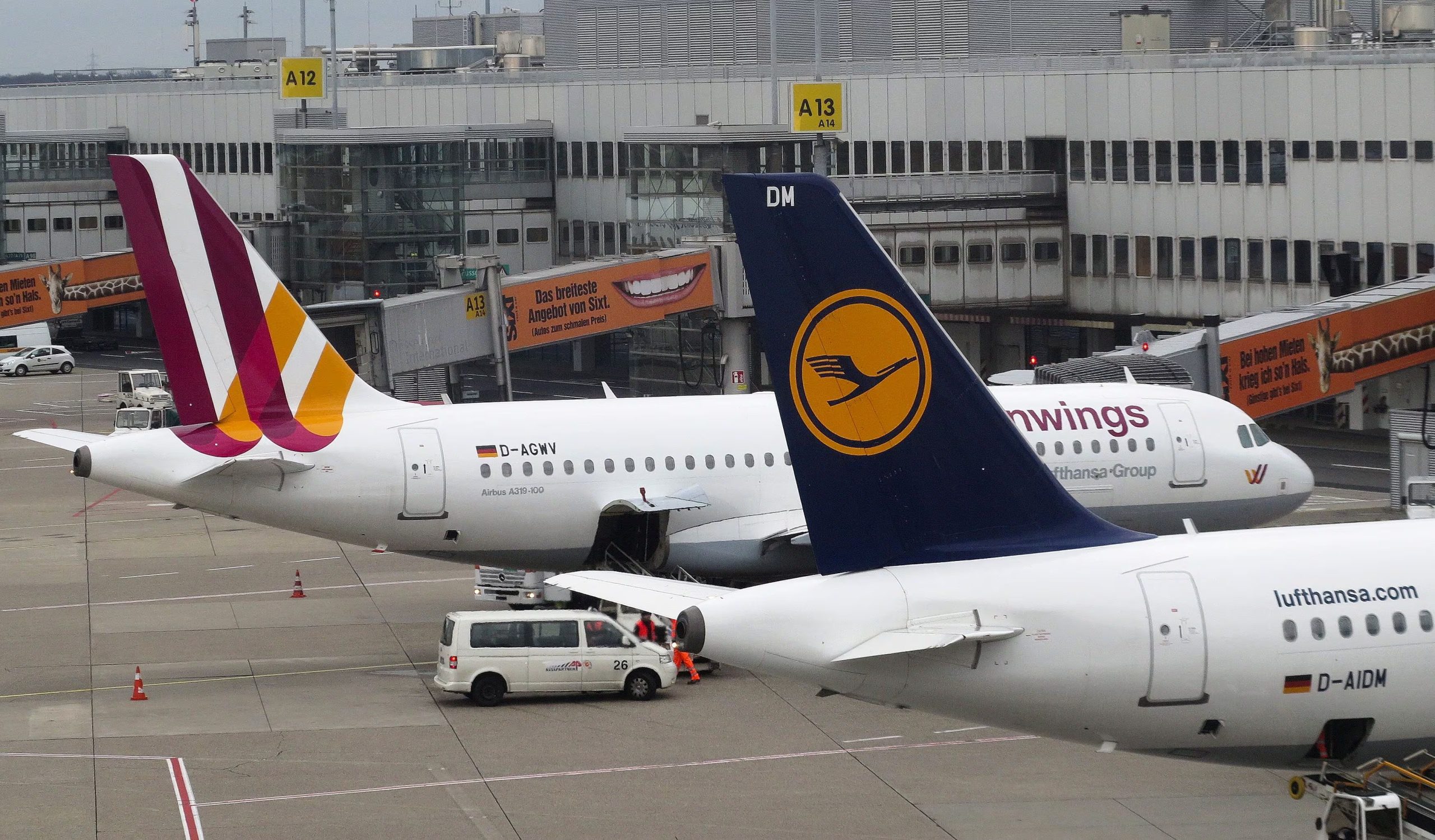 FOTO DE ARCHIVO: Se observan aviones de Germanwings y Lufthansa en el aeropuerto de Düsseldorf el 27 de marzo de 2015. REUTERS/Albert Gea/Foto de archivo