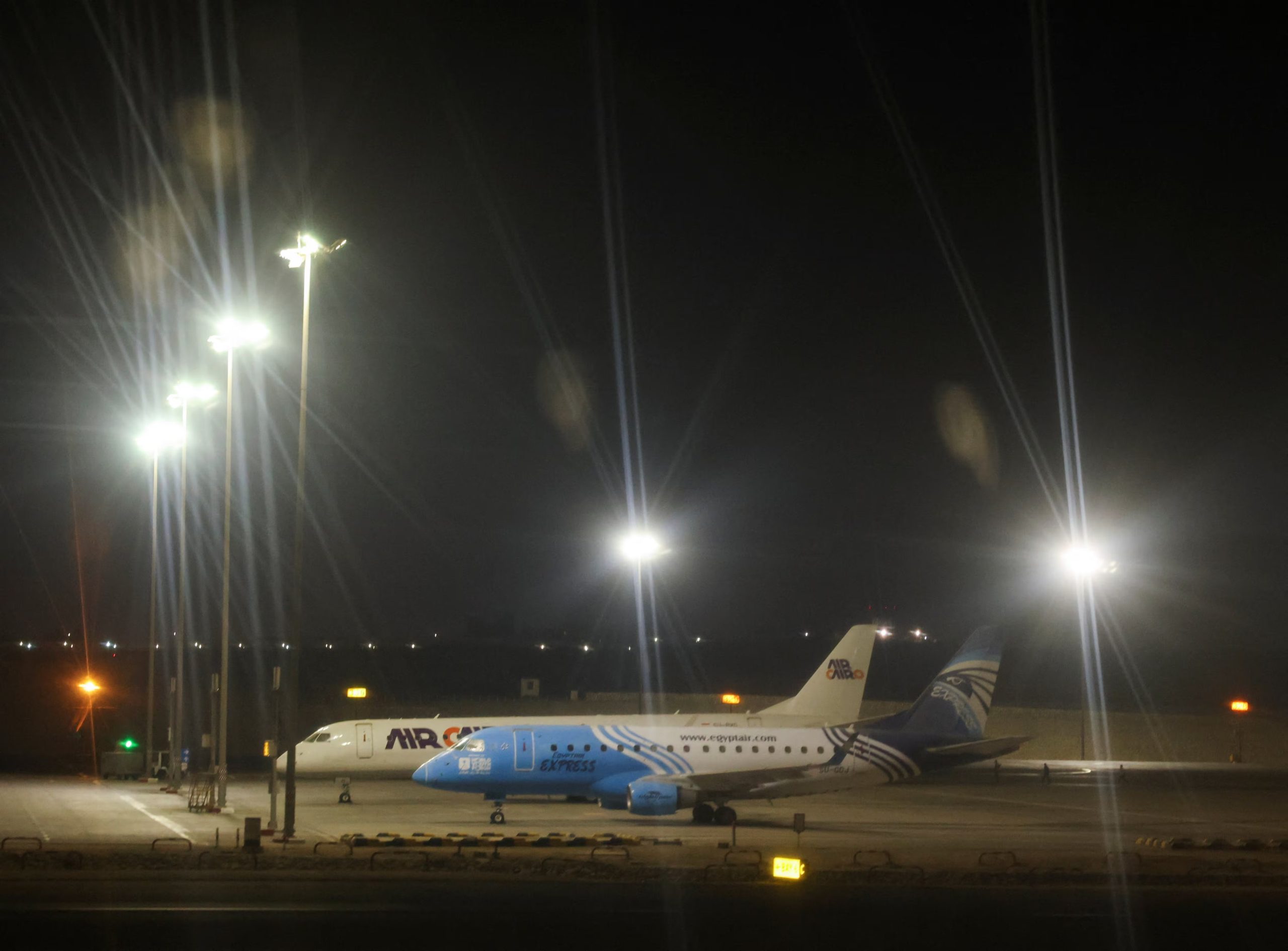 Un avión de EgyptAir Express y un avión de AirCairo están estacionados en el Aeropuerto Internacional de El Cairo, Egipto, el 2 de diciembre de 2025. REUTERS/Amr Abdallah Dalsh
