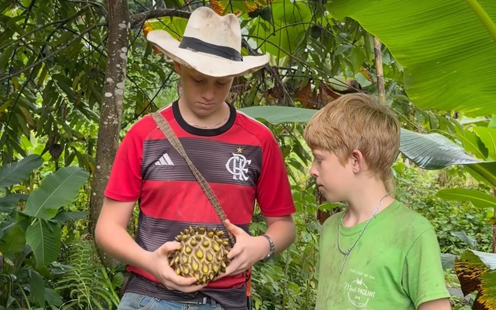 La educación de los chicos combina clases cuatro días por semana, aprendizaje de español y tareas vinculadas con animales, plantas y herramientas (Captura de video @@josueyeli/ Youtube)