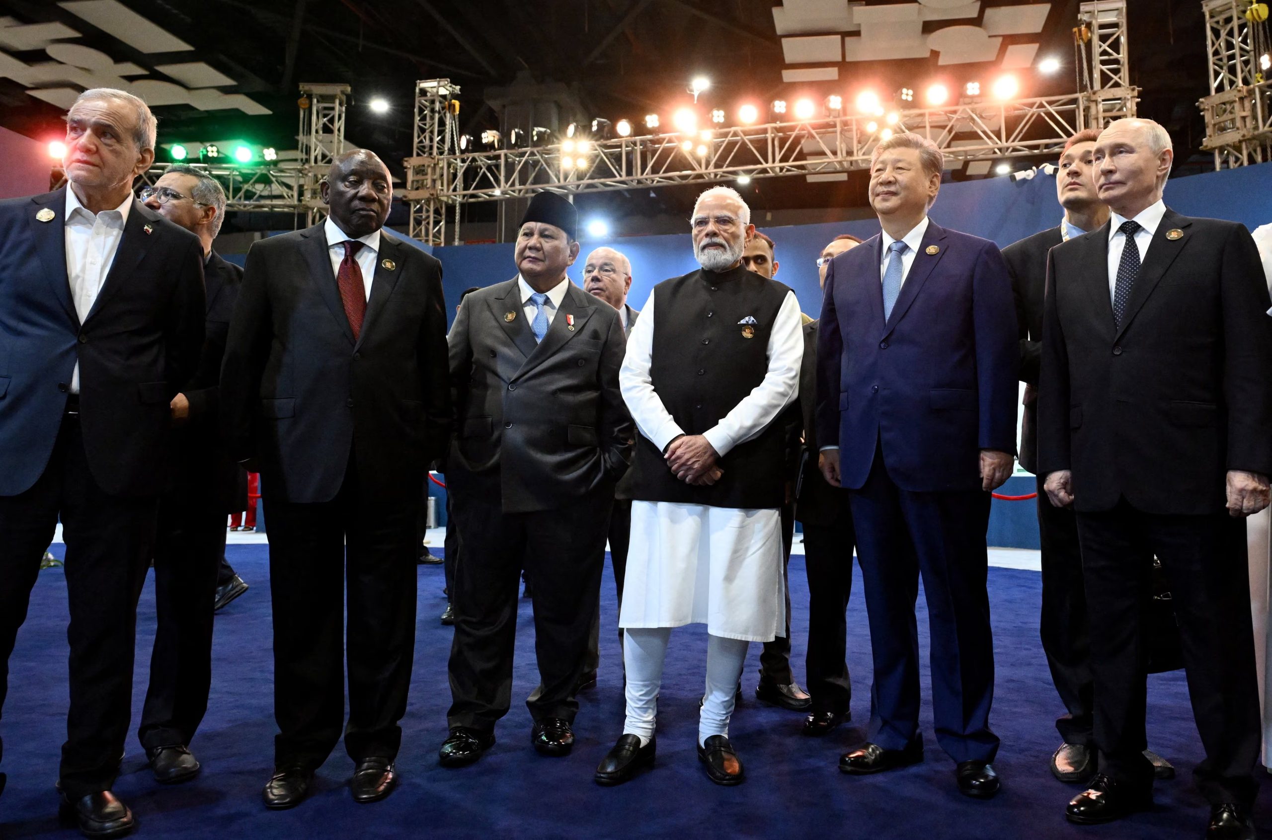 El presidente de Rusia, Vladimir Putin; el de China, Xi Jinping; el primer ministro de India, Narendra Modi; el presidente de Indonesia, Prabowo Subianto; el de Sudáfrica, Cyril Ramaphosa; y el de Iran, Masoud Pezeshkian (Sputnik/Kristina Solovyova/Pool vía REUTERS)