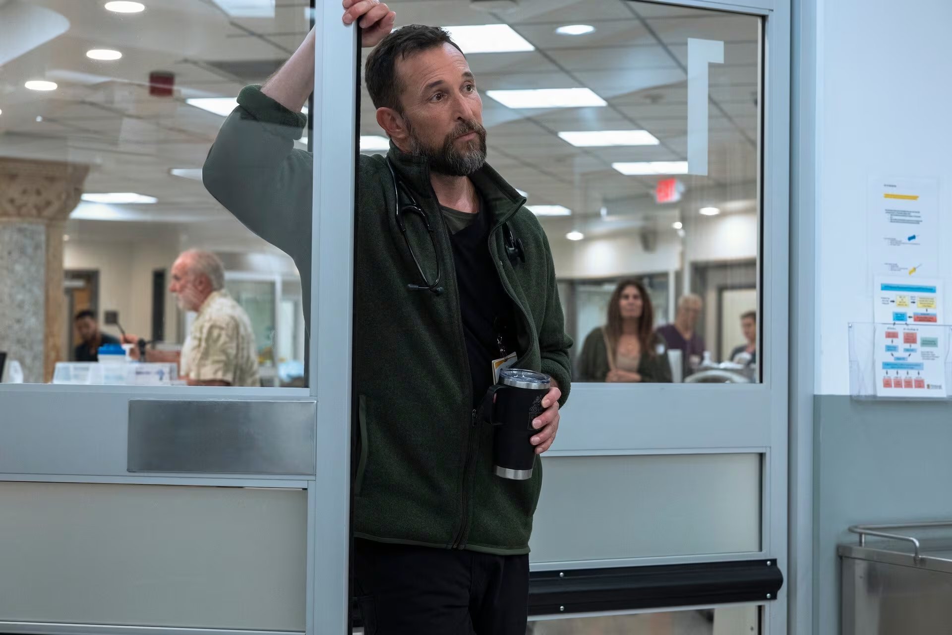 En el set de The Pitt se prohibieron los celulares y los apuntes, y el equipo técnico recibió ropa quirúrgica para integrarse al entorno del hospital (HBO via AP)