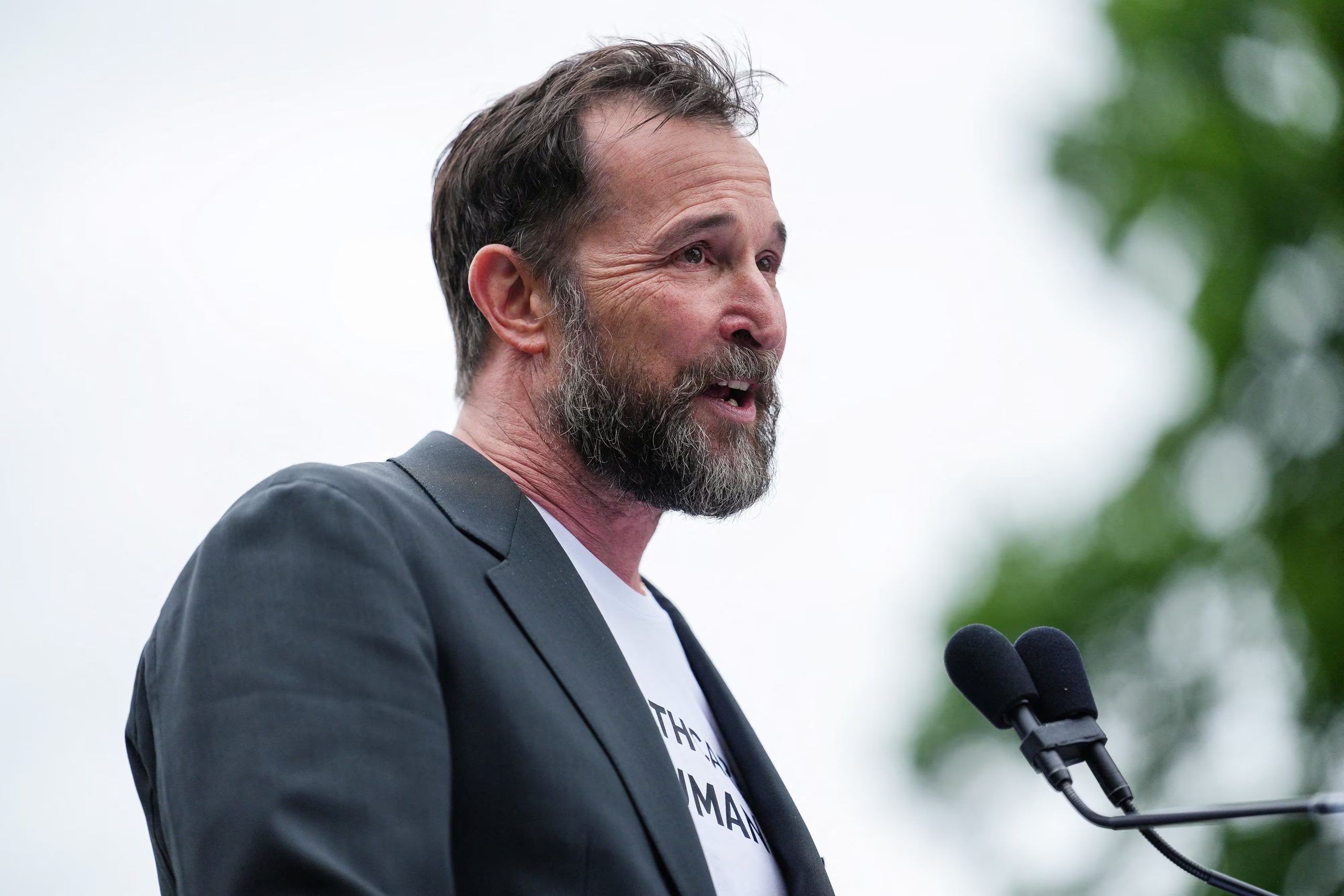 Noah Wyle explicó que The Pitt negoció tarifas escalonadas por personaje para filmar en Los Ángeles y sostener jornadas de 10 a 11 horas sin trabajo los fines de semana (REUTERS/Eric Lee)