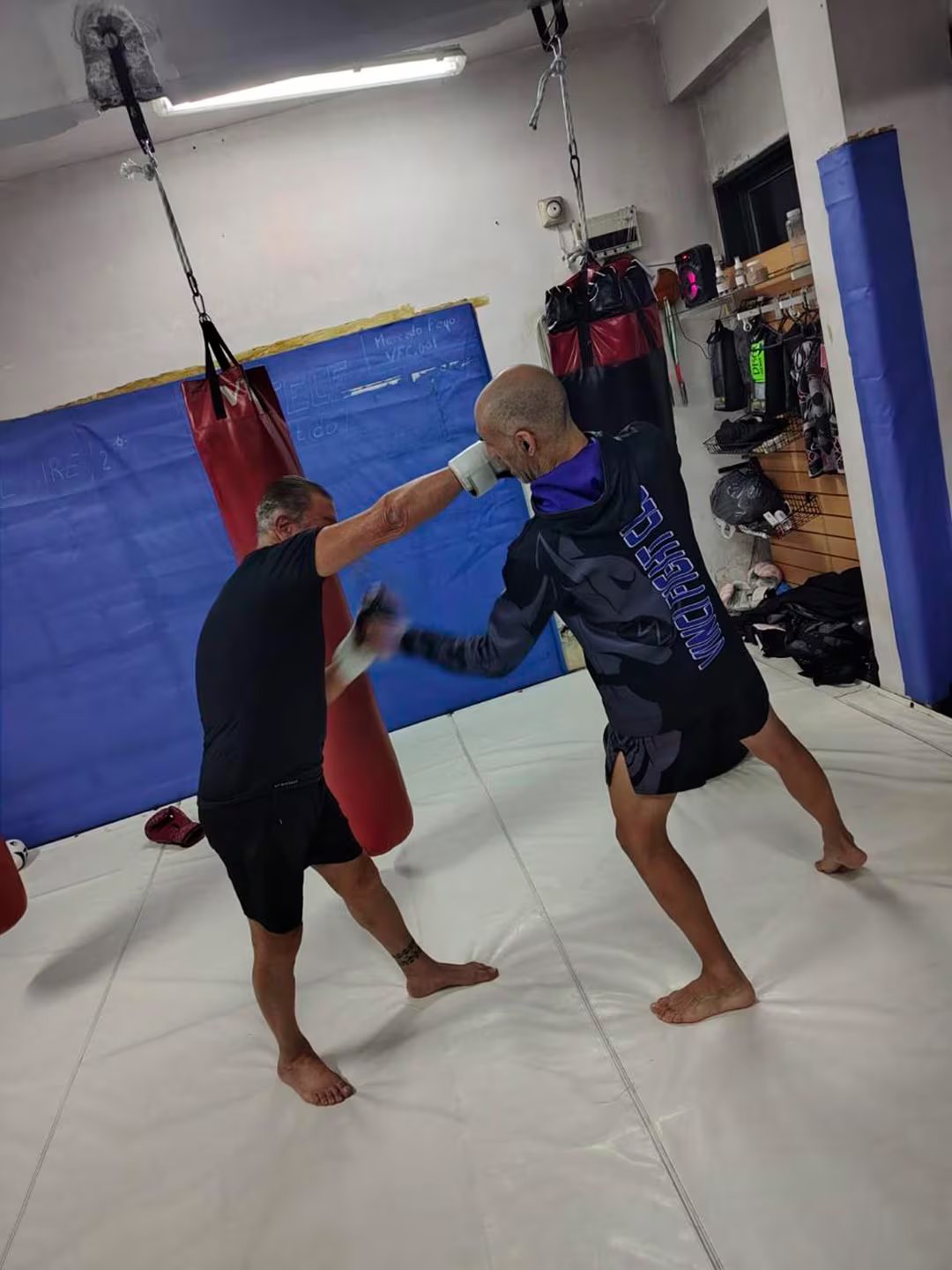 Djubelian sumó kickboxing hace casi dos años para ganar actividad aeróbica, flexibilidad y fuerza a los 83 años.