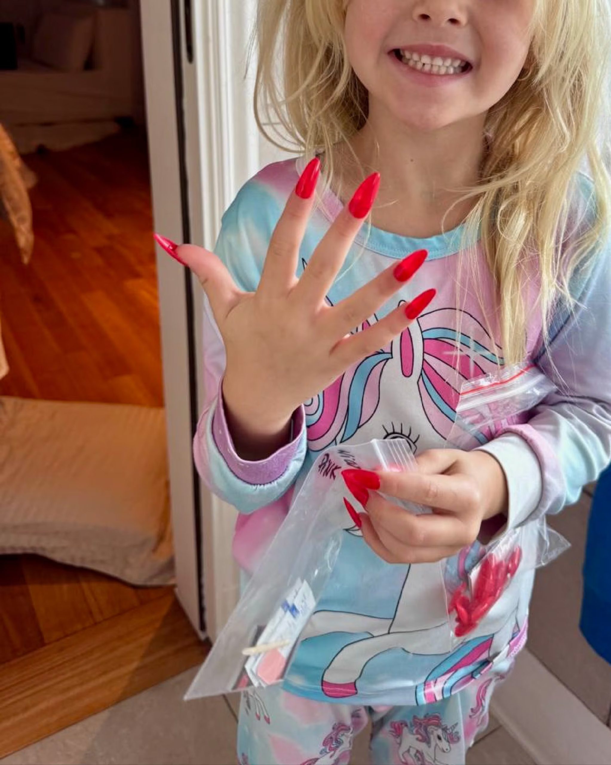 Una de las hijas de Luisana se animó a lucir las uñas de Pepita (Instagram)