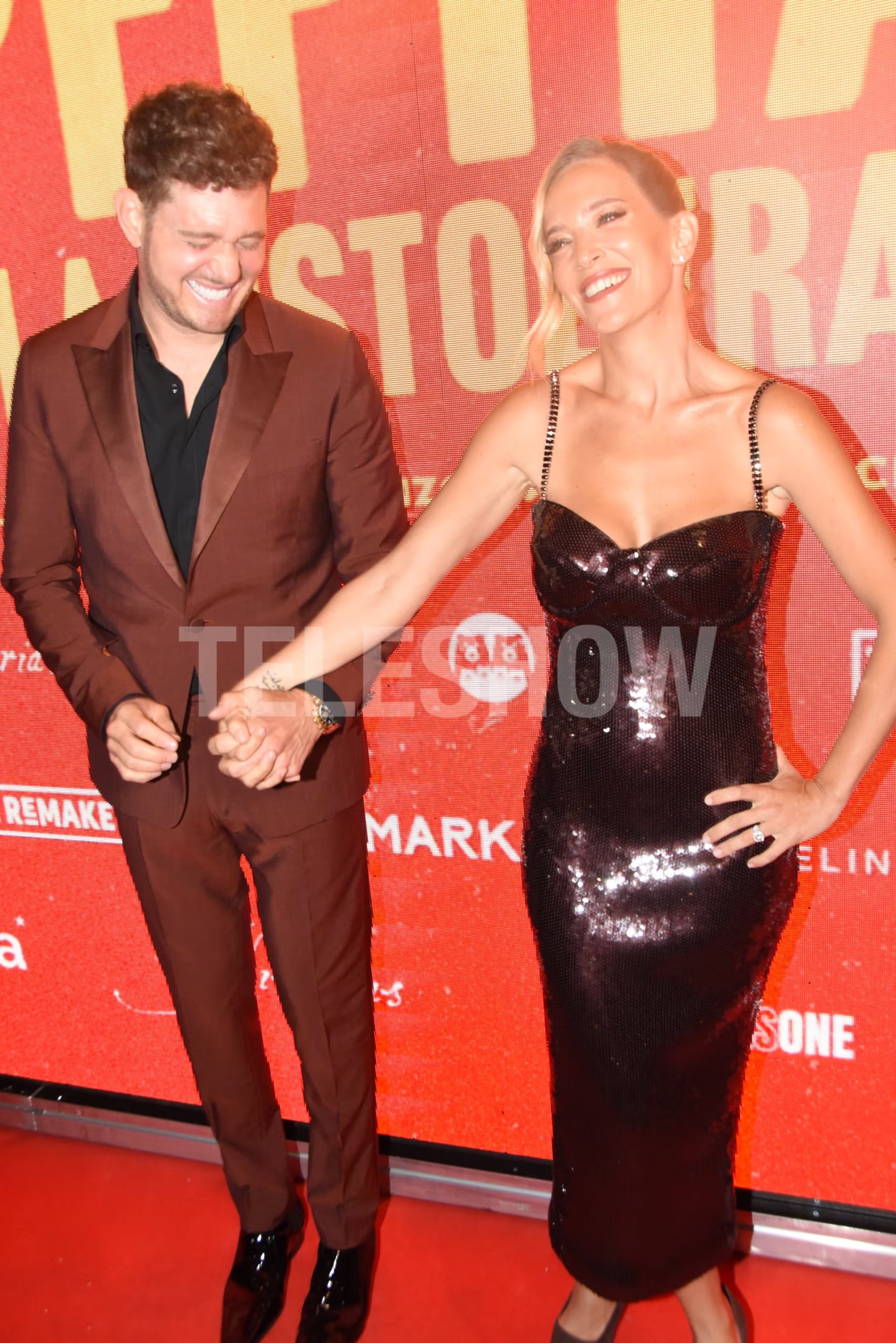 La actriz posó junto a su marido Michael Bublé en la alfombra roja del estreno de su nueva película