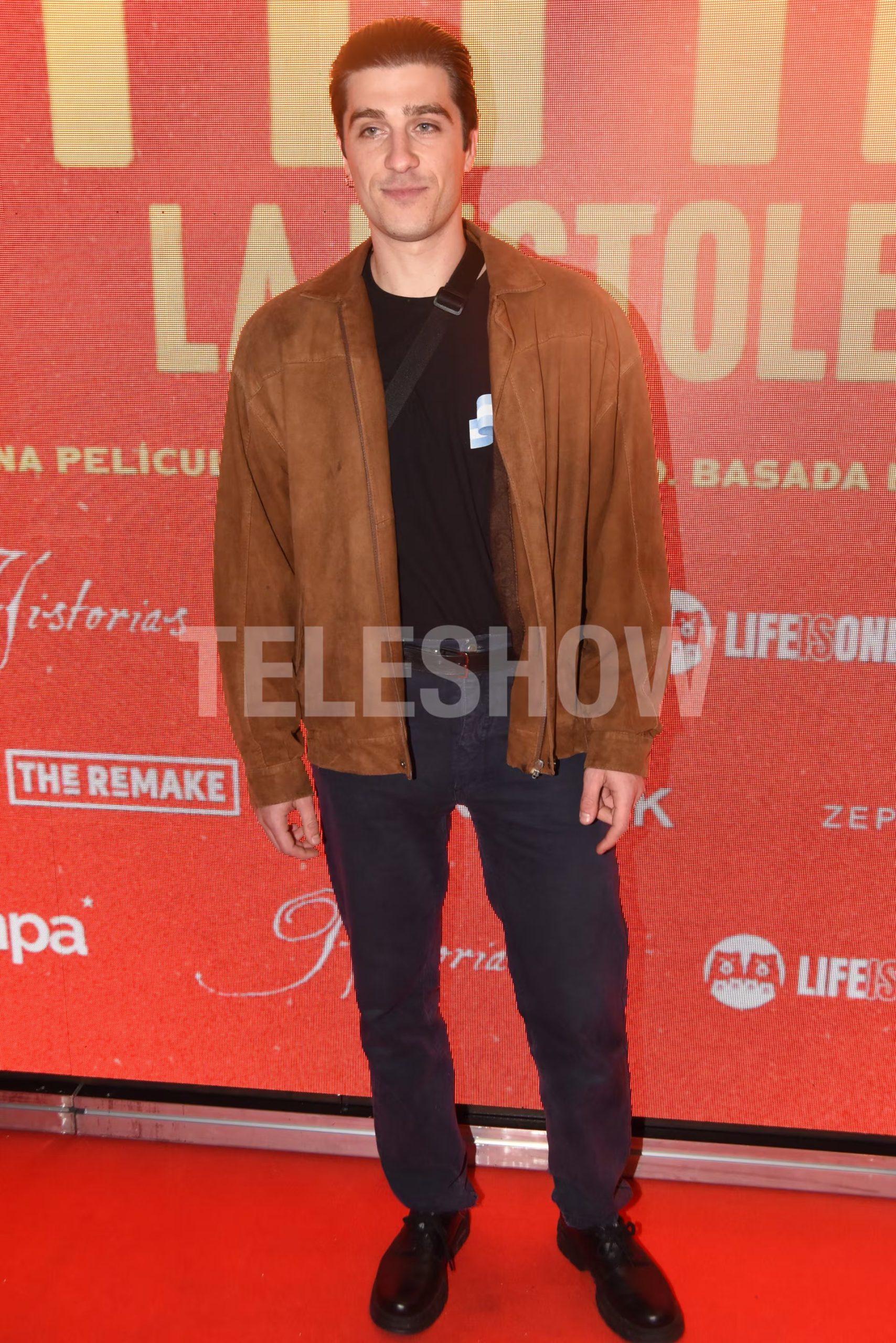 Lautaro Bettoni apostó por un estilo casual con peinado tirante hacia atrás y zapatos de vestir de cuero negro