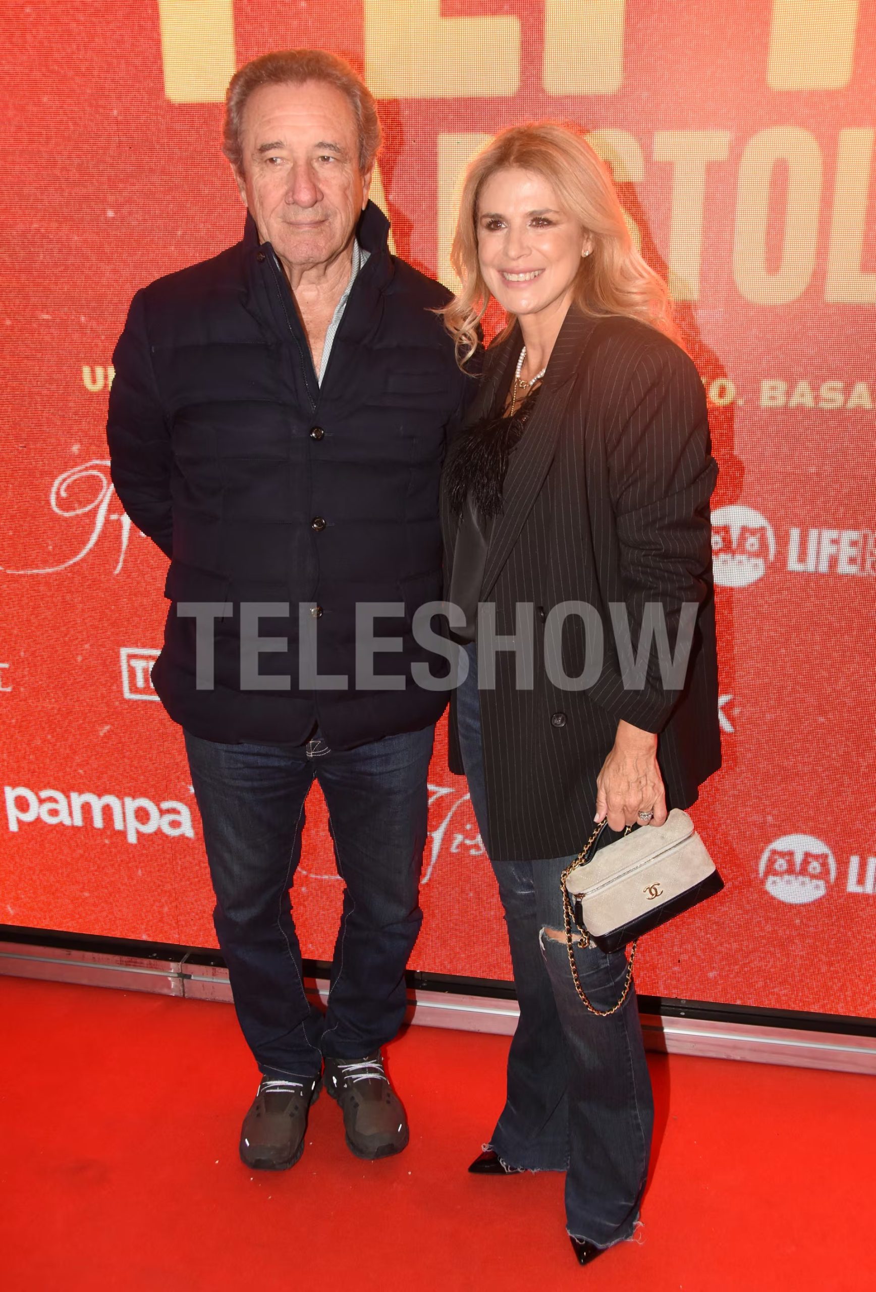 Flavia Palmiero combinó su blazer de rayas diplomáticas con top de plumas y jeans acampanados, acompañada por Luis Scalella