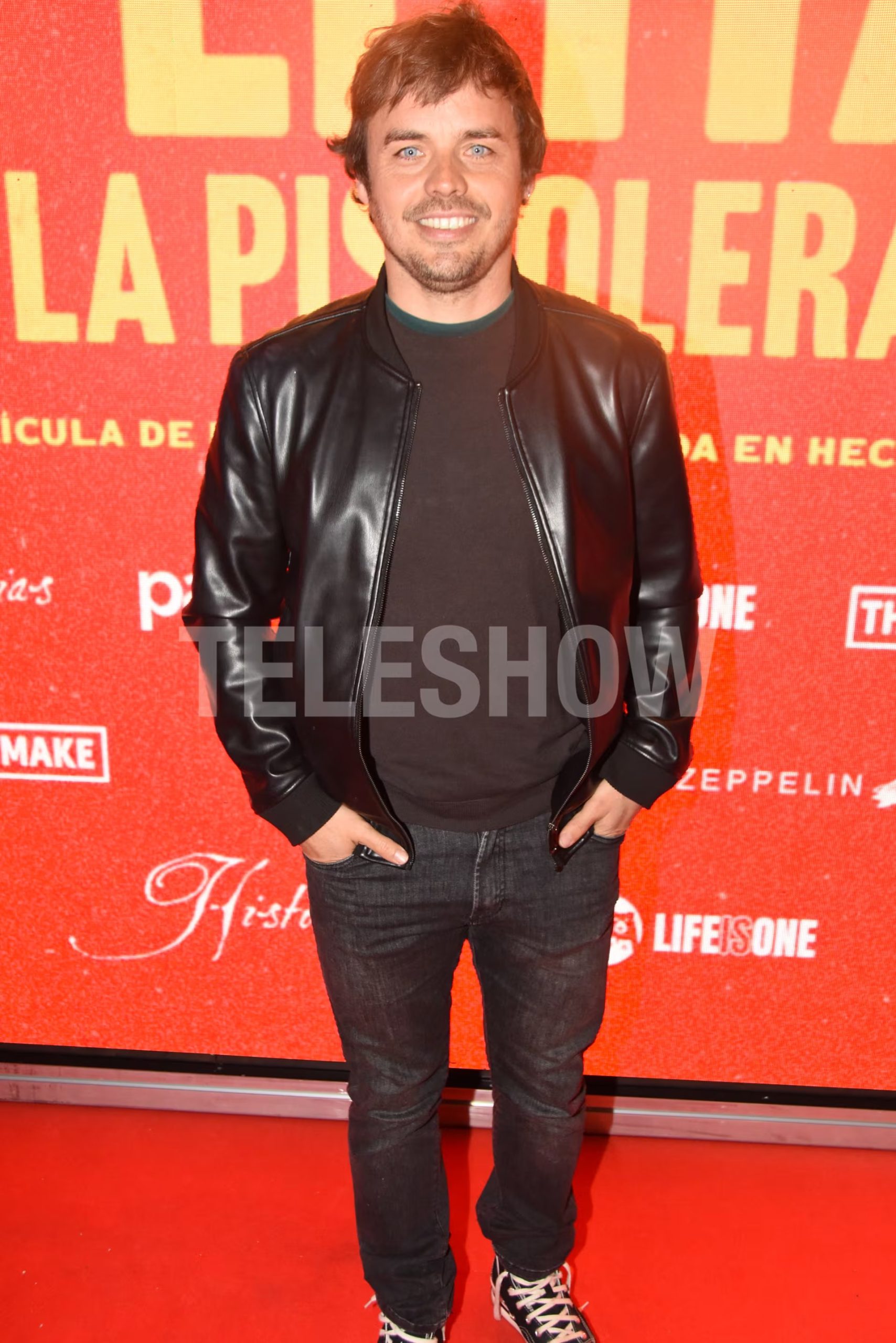 Con una amplia sonrisa y manos en los bolsillos, Benjamín Rojas posó muy distendido frente a la prensa a su llegada al cine