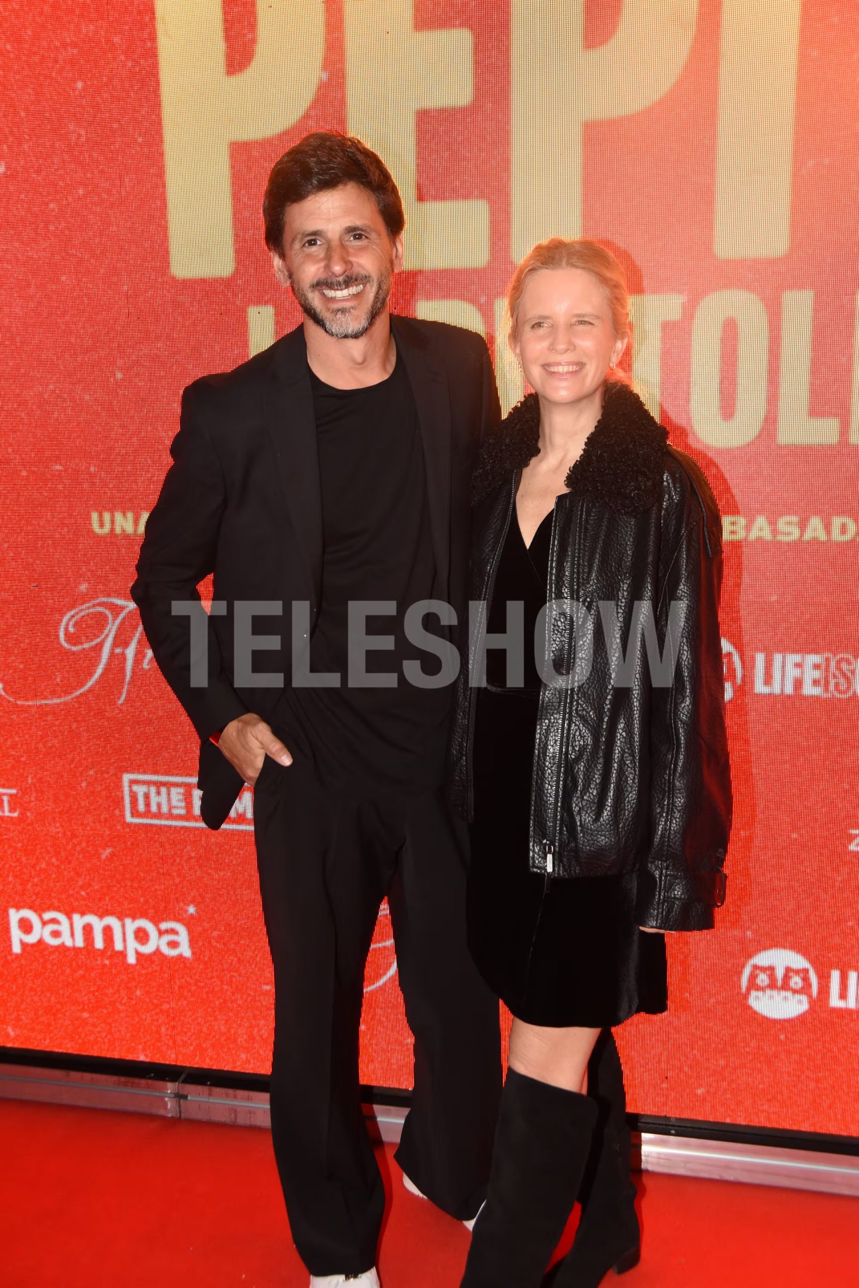 Darío Turovelzky, ex CEO de Telefe y su pareja, Sofía Soldati, en la alfombra roja con sus looks total black
