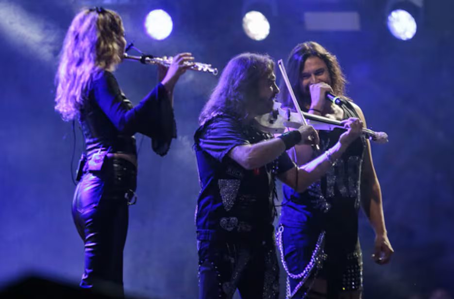 El repertorio de las presentaciones recientes combina estrenos musicales con clásicos del grupo como 'Fiesta pagana' y 'Molinos de viento' - crédito Colprensa