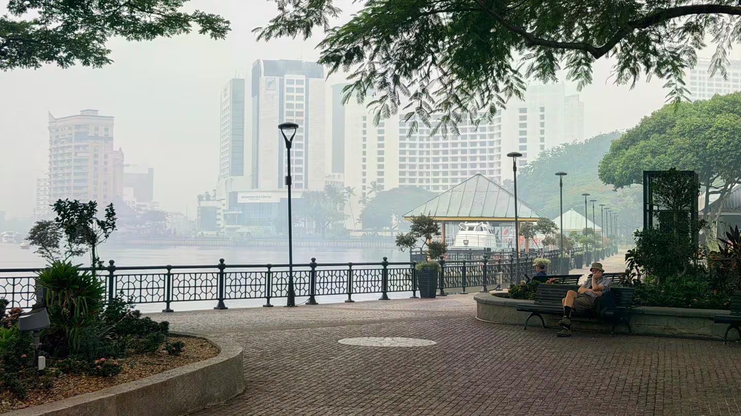 La contaminación del aire en Sarawak también alcanzó a Kuching, donde el índice oficial llegó a 311 y quedó en un nivel peligroso para la salud (AP)