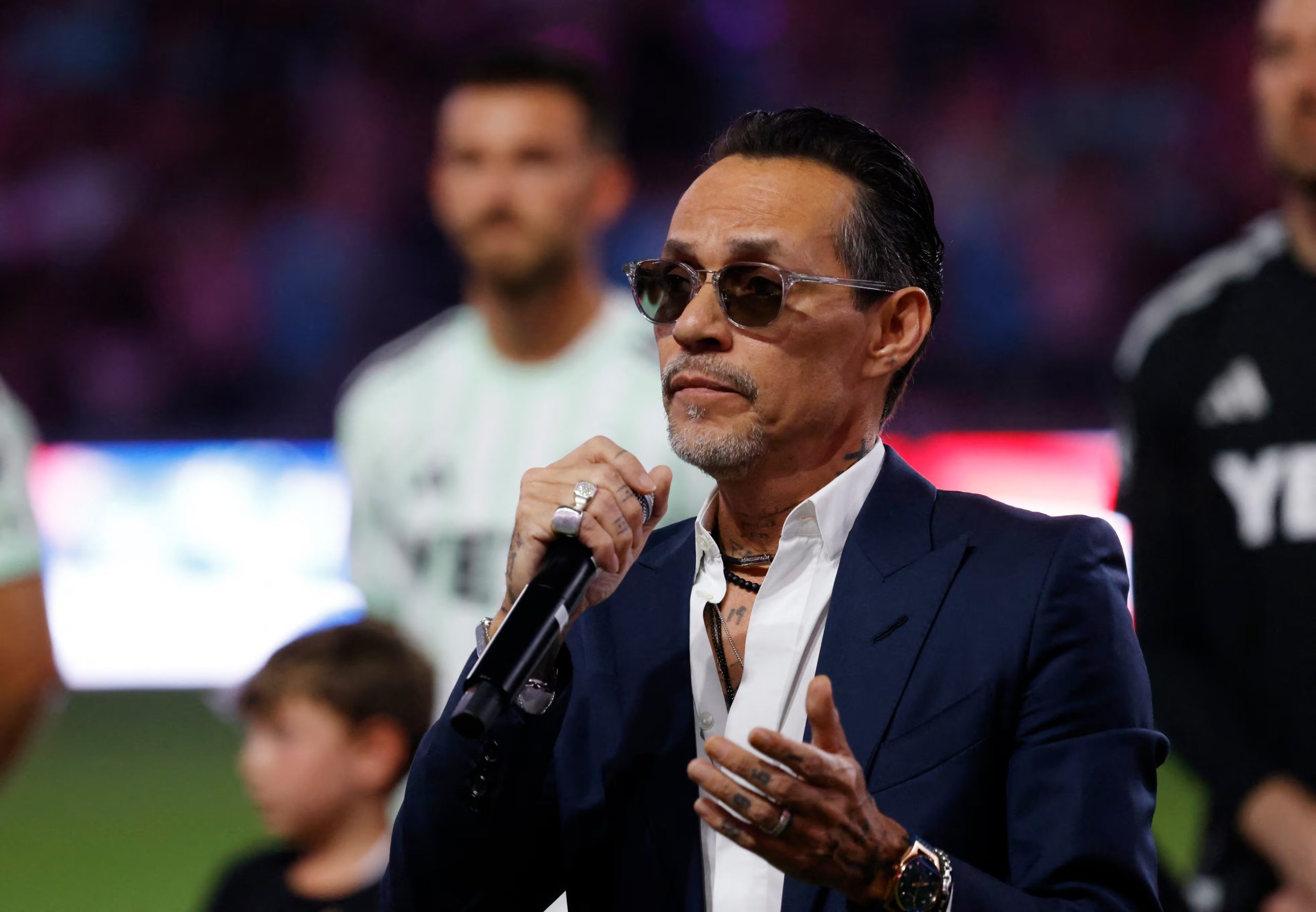 El traje negro es una de las elecciones más frecuentes de Marc Anthony y suele combinarse con camisas del mismo color, corbatas estrechas o camisas blancas