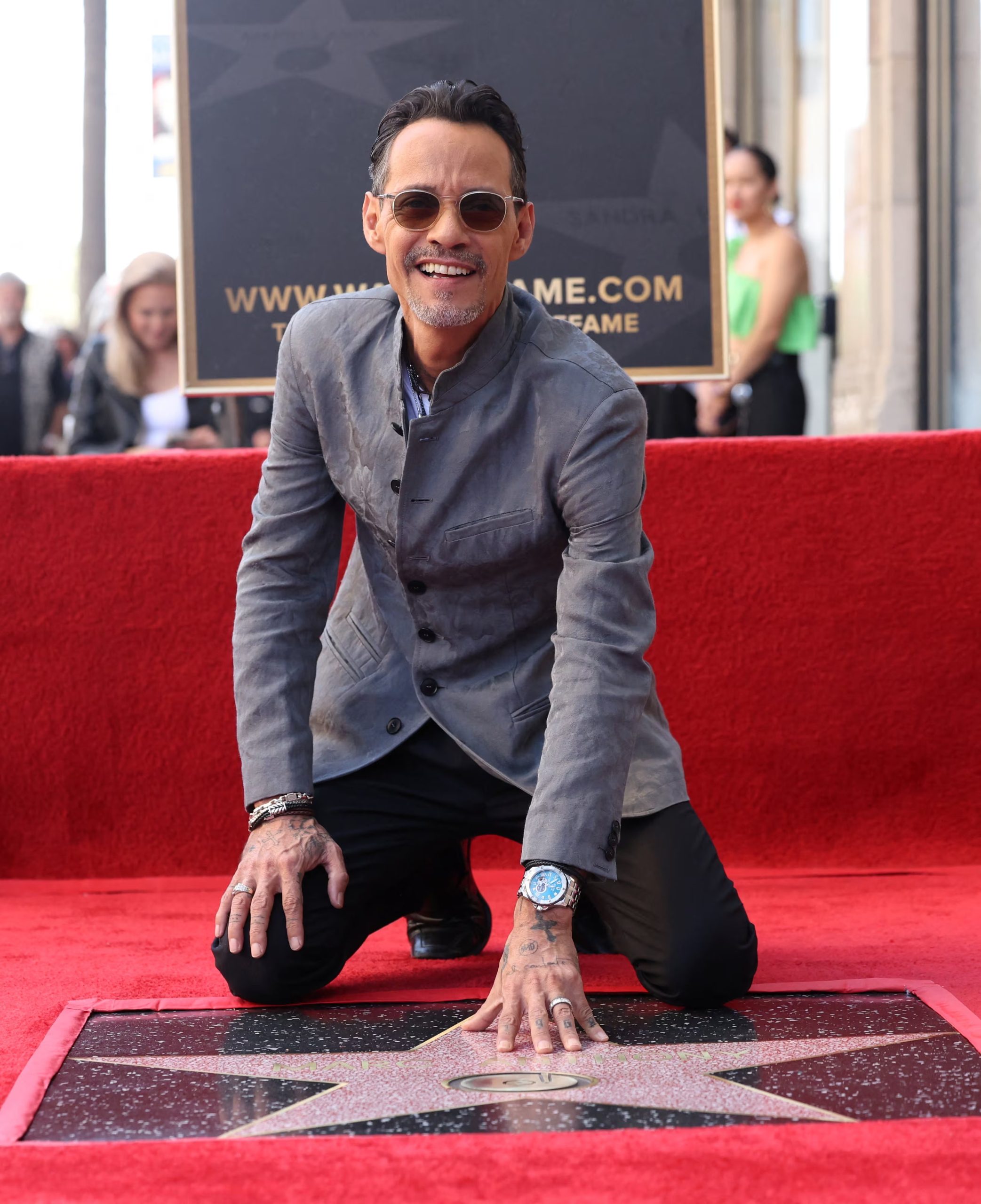 Las gafas oscuras funcionan como uno de los sellos personales de Marc Anthony en apariciones públicas, actuaciones y redes sociales