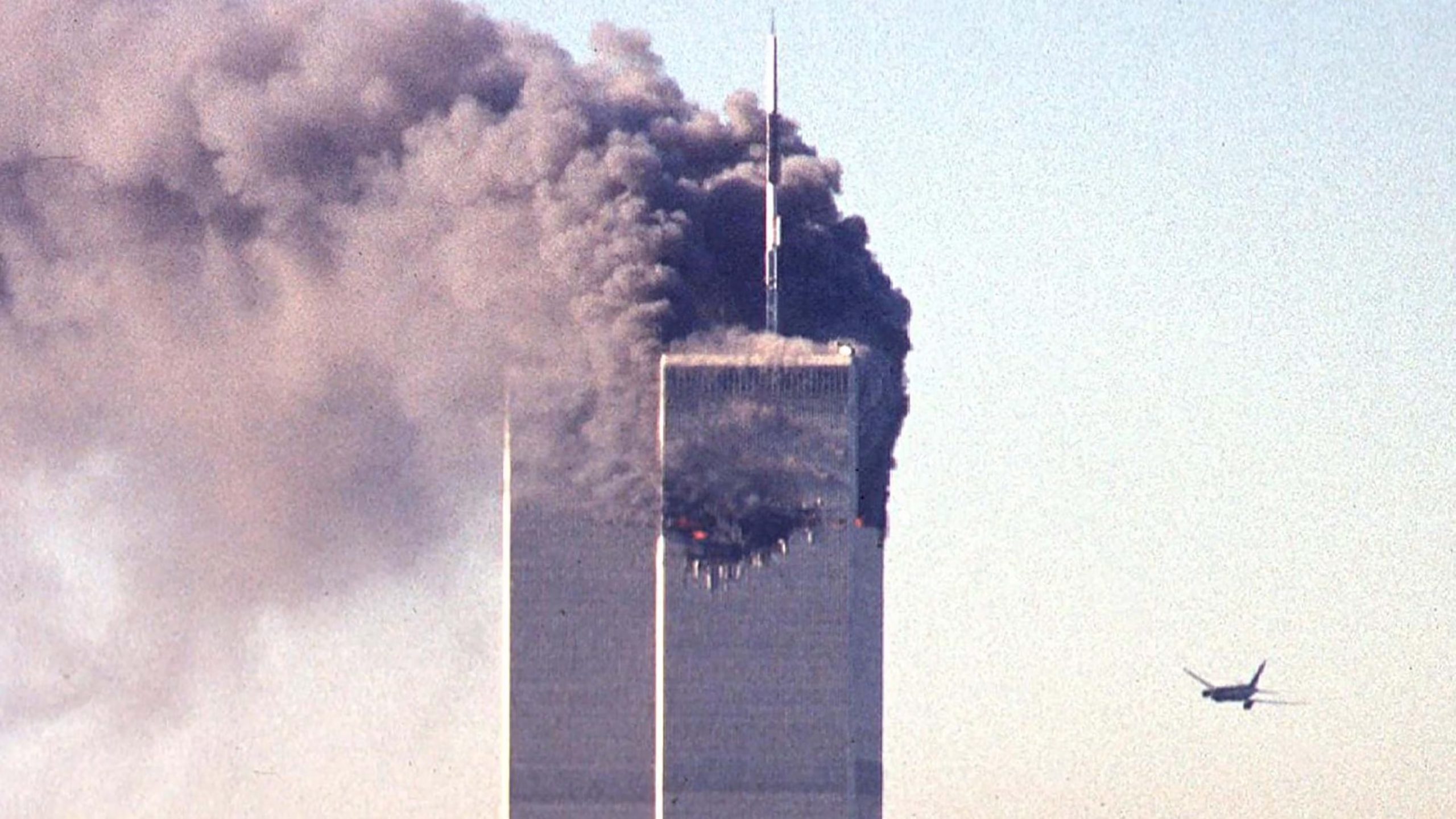 Una mujer identificada como Sara Botkin sobrevivió a los atentados a las Torres Gemelas porque se demoró al comprar el álbum antes de ir al World Trade Center (SETH MCALLISTER / AFP)