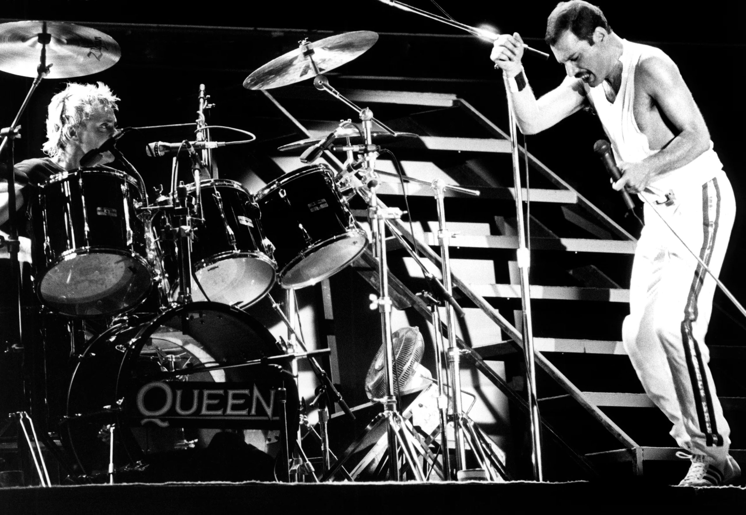 El cantante Freddie Mercury, líder del grupo británico 'Queen', durante una actuación en Barcelona. EFE/Sergio Lainz.
