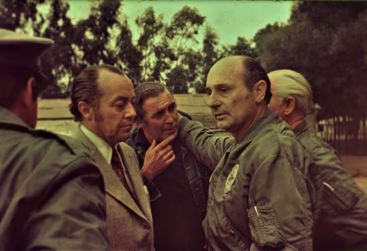 El artista uruguayo Carlos Páez Vilaró conversa con integrantes de las fuerzas de rescate durante las labores de búsqueda en los Andes en 1972. (Netflix)