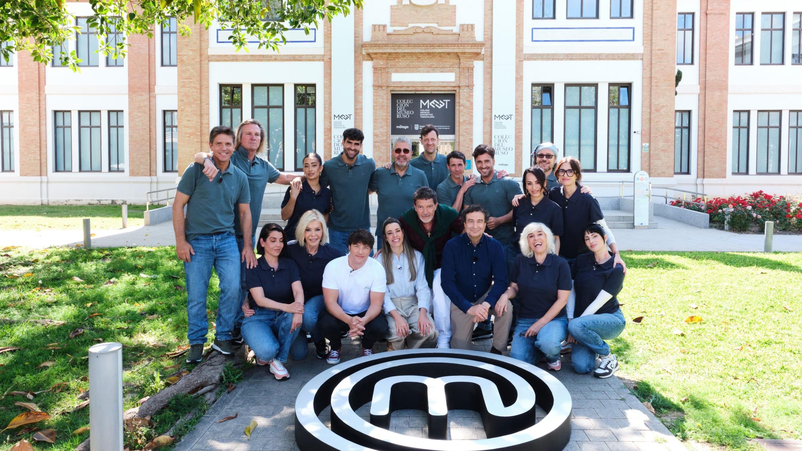 Los concursantes de 'MasterChef Celebrity Legends' y Antonio Banderas (RTVE).