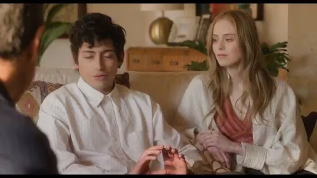  La llegada de Martín (José Antonio Toledano), un joven con buenas intenciones, complica esa dinámica familiar justo cuando Mía comienza a dar sus primeros pasos hacia la independencia. (Captura de pantalla/Buena Vista LA)