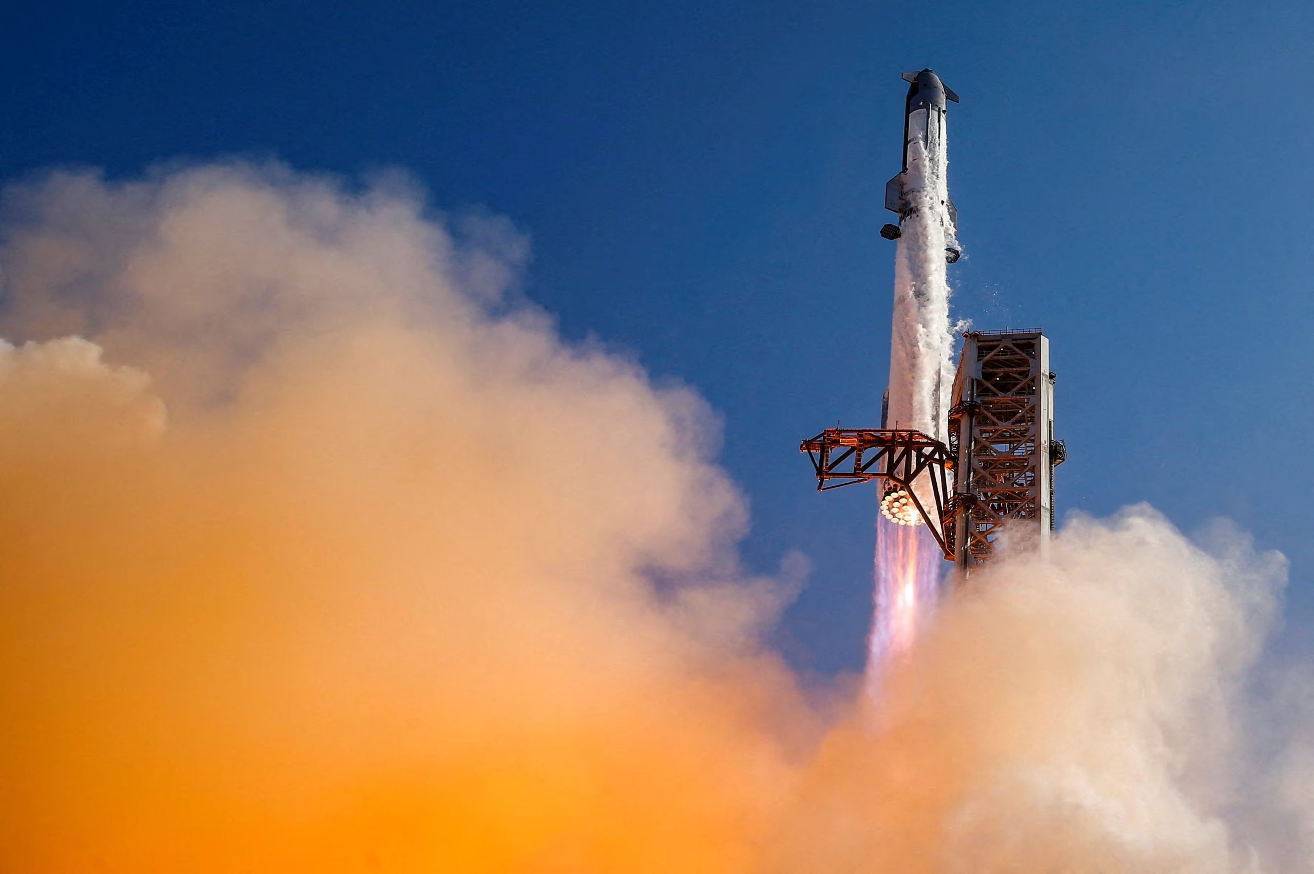 El cohete reutilizable mide más de 120 metros de altura y utiliza 33 motores Raptor en la etapa del propulsor Super Heavy. (REUTERS/Steve Nesius/File Photo)