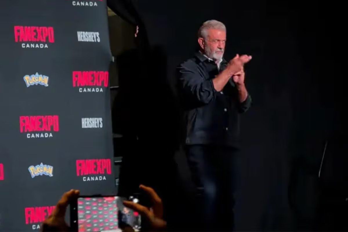 La grabación del episodio con Mel Gibson circuló en X e Instagram y generó críticas de usuarios que consideraron ofensiva su conducta hacia la intérprete de ASL (Captura de video)