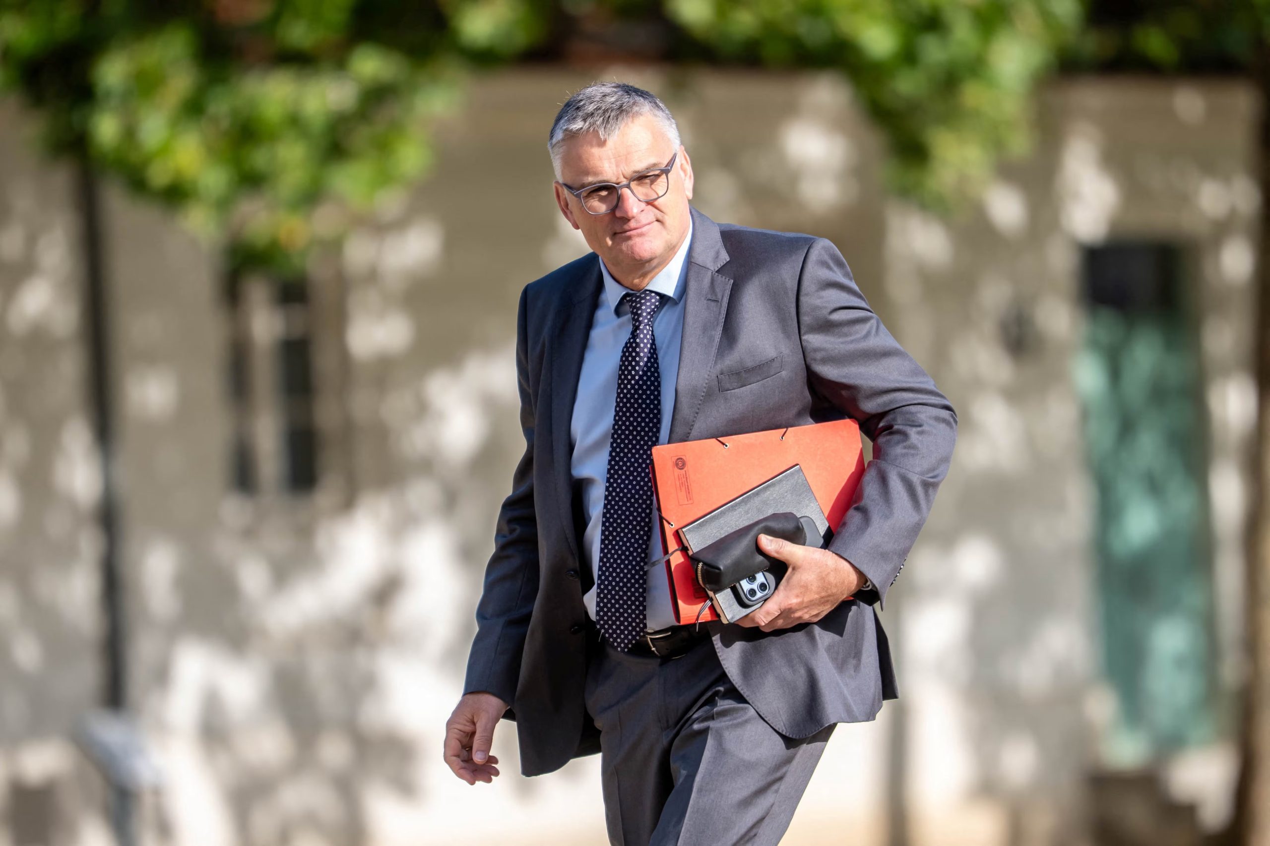 El portavoz del Gobierno alemán, Stefan Kornelius, llega a la residencia de Neuhardenberg, a las afueras de Berlín (Alemania), para una reunión de dos días del gabinete, el 26 de agosto de 2026 (Michael Kappeler/REUTERS)