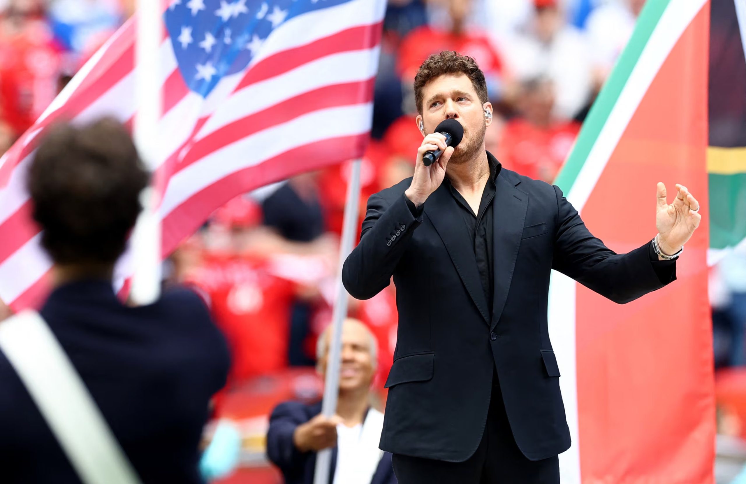 Michael Bublé construye su imagen pública alrededor de la sastrería clásica (REUTERS/Bernadett Szabo)