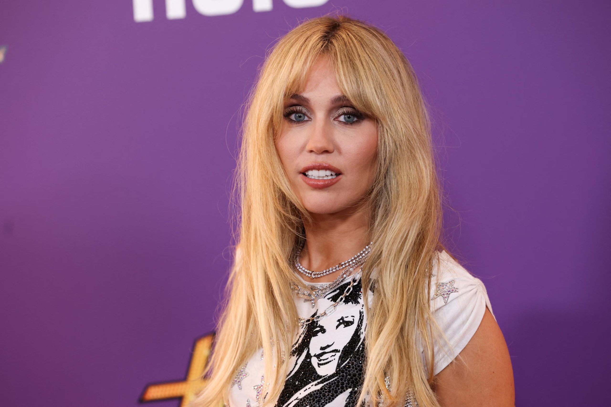 Miley Cyrus explicó que Bass Persuades aborda el amor romántico y la relación con ella misma, y anunció dos shows en el Hollywood Bowl para octubre. (REUTERS/Mario Anzuoni)