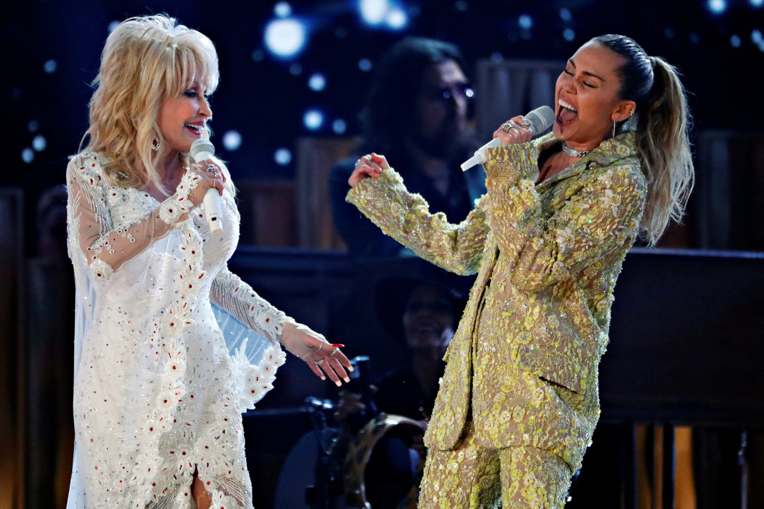 Miley Cyrus aseguró que compartía con Dolly Parton sus discos antes de lanzarlo. REUTERS/Mike Blake