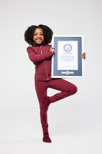 Phoenix Giselle Hicks fue reconocida por Guinness como la instructora de yoga más joven tras completar 200 horas de formación y dar clases en Houston con 5 años (Créditos: Guinness World Records)