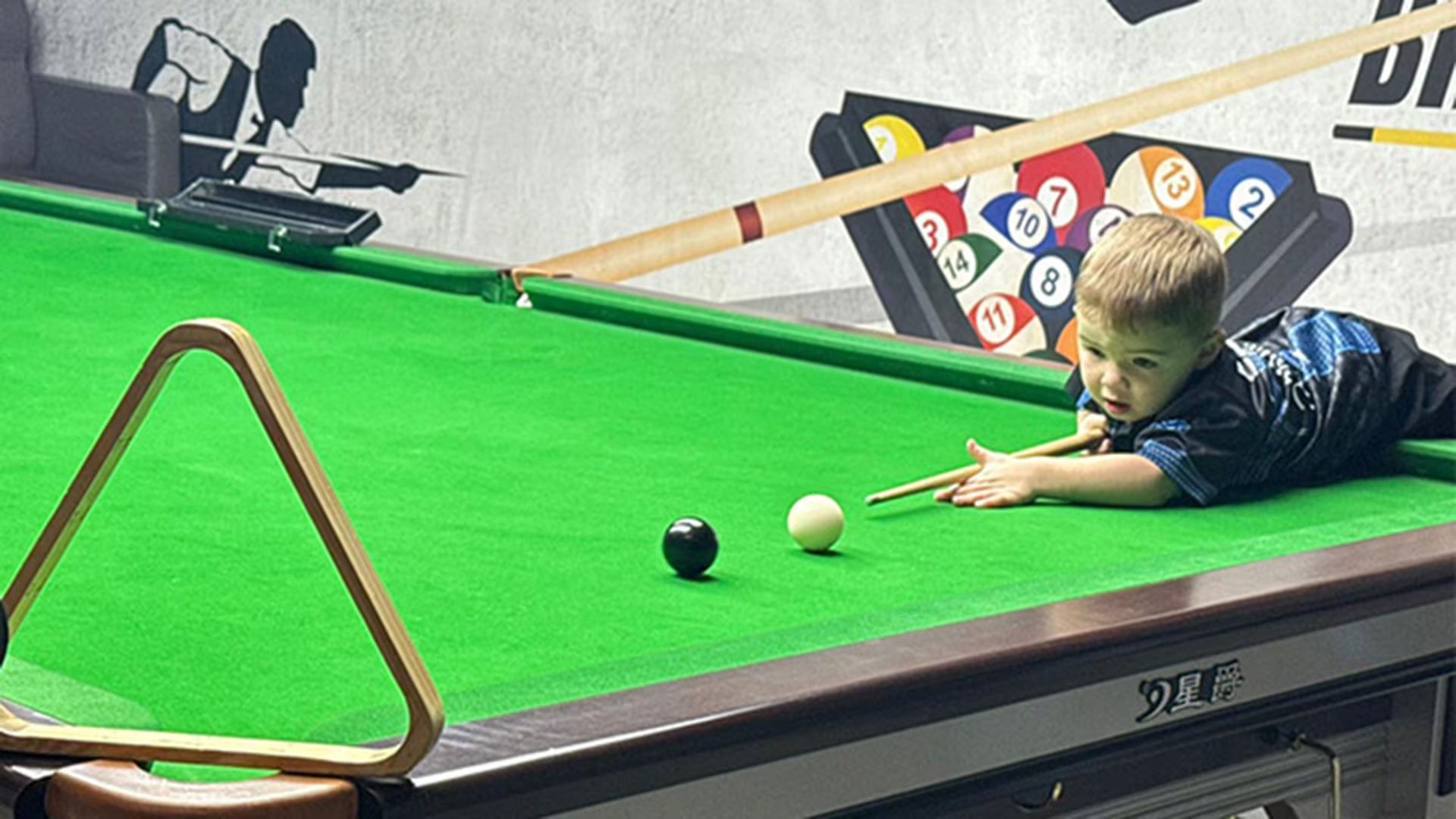 Jude Owens logró antes de los tres años dos marcas en snooker al ser la persona más joven en realizar una doble tronera y un tiro con rebote en banda (Créditos: Guinness World Records)