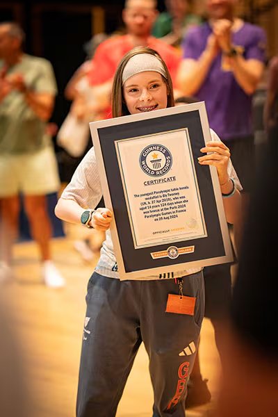 Bly Twomey se convirtió en la medallista paralímpica más joven en tenis de mesa al ganar dos bronces para Gran Bretaña en los Juegos Paralímpicos de París 2024 (Créditos: Guinness World Records)