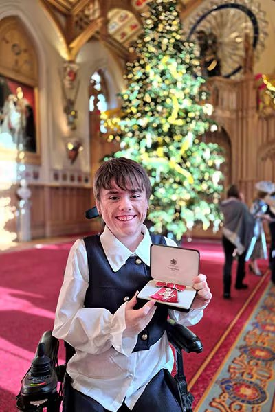 Carmela Chillery-Watson fue designada la receptora más joven de la Orden del Imperio Británico después de recaudar unos USD 670.000 para Muscular Dystrophy UK (Créditos: Guinness World Records)